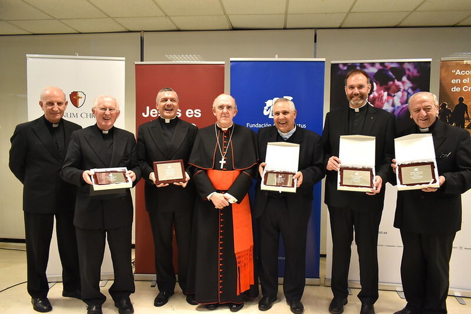 Osoro, con los galardonados en la edición de 2019 de los Premios Alter Christus