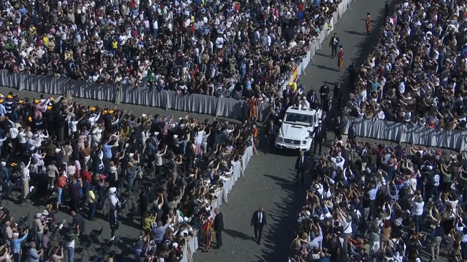 El Papa, en el papamóvil