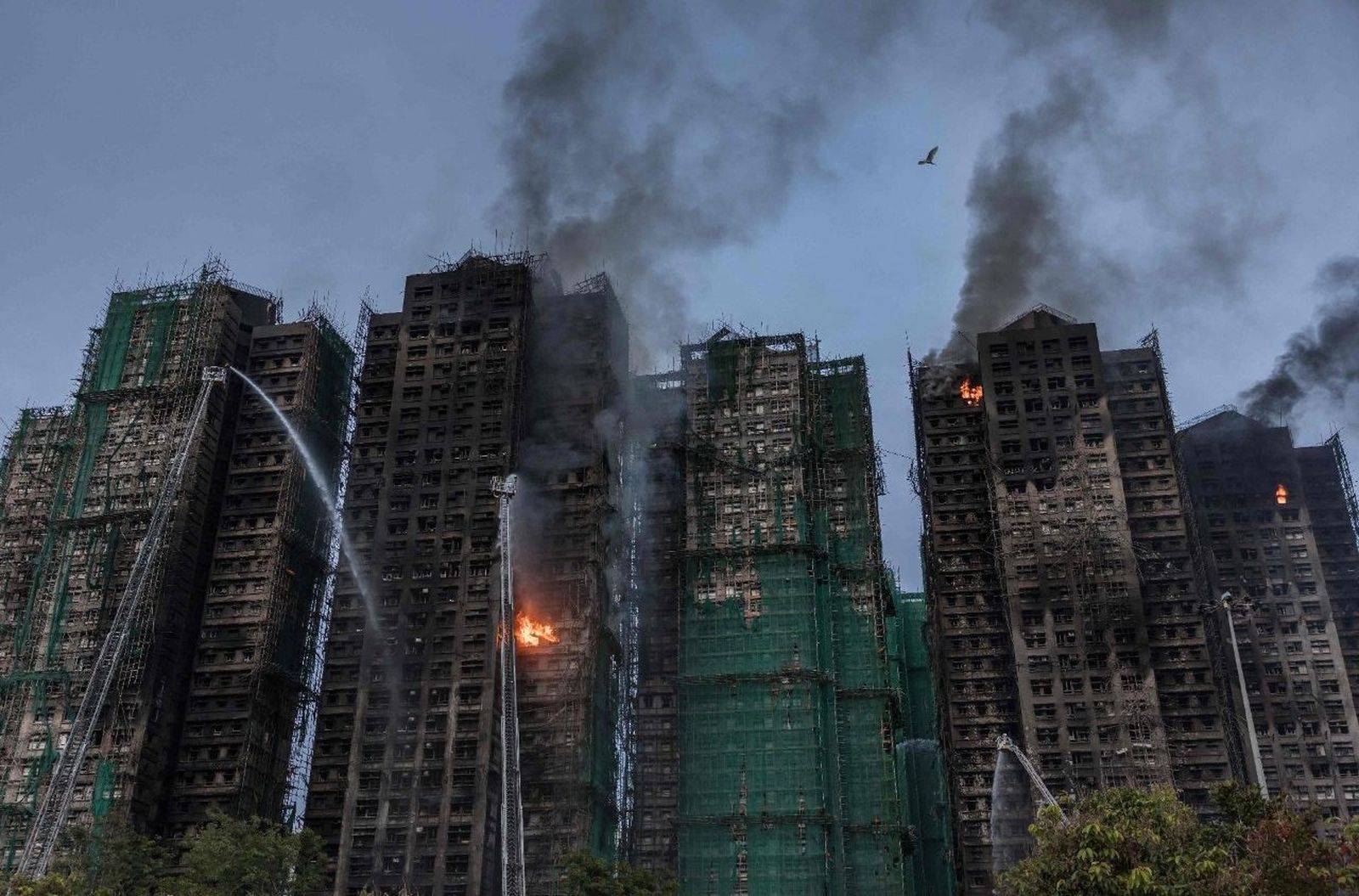 Edificios de Hong Kong envueltos en un terrible incendio