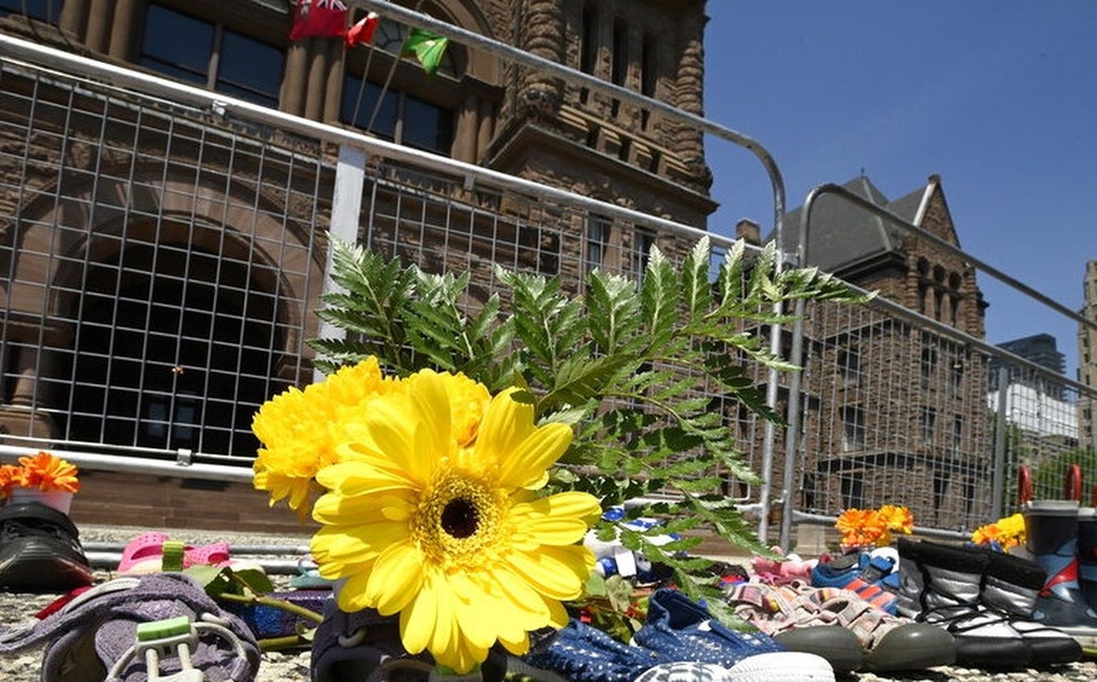 Hallan cientos de tumbas junto a otro internado católico para indígenas en Canadá