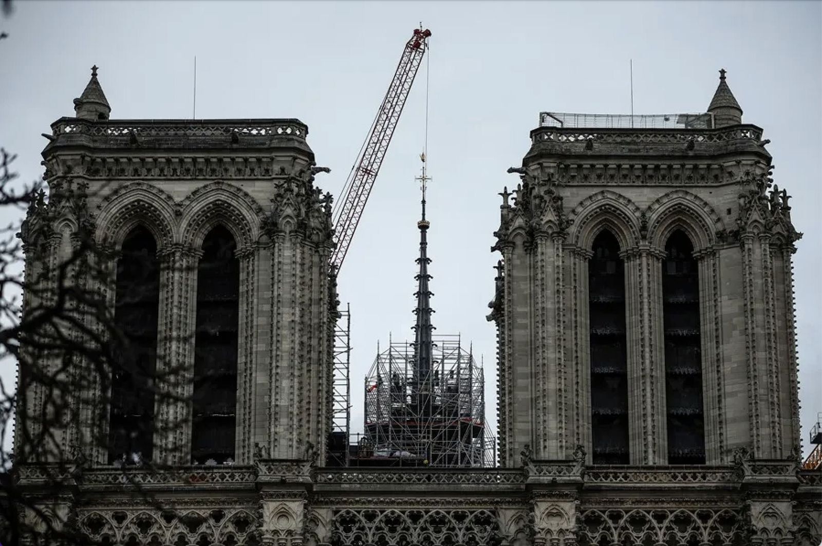 Las grúas retiran los andamios de la nueva aguja de Notre Dame
