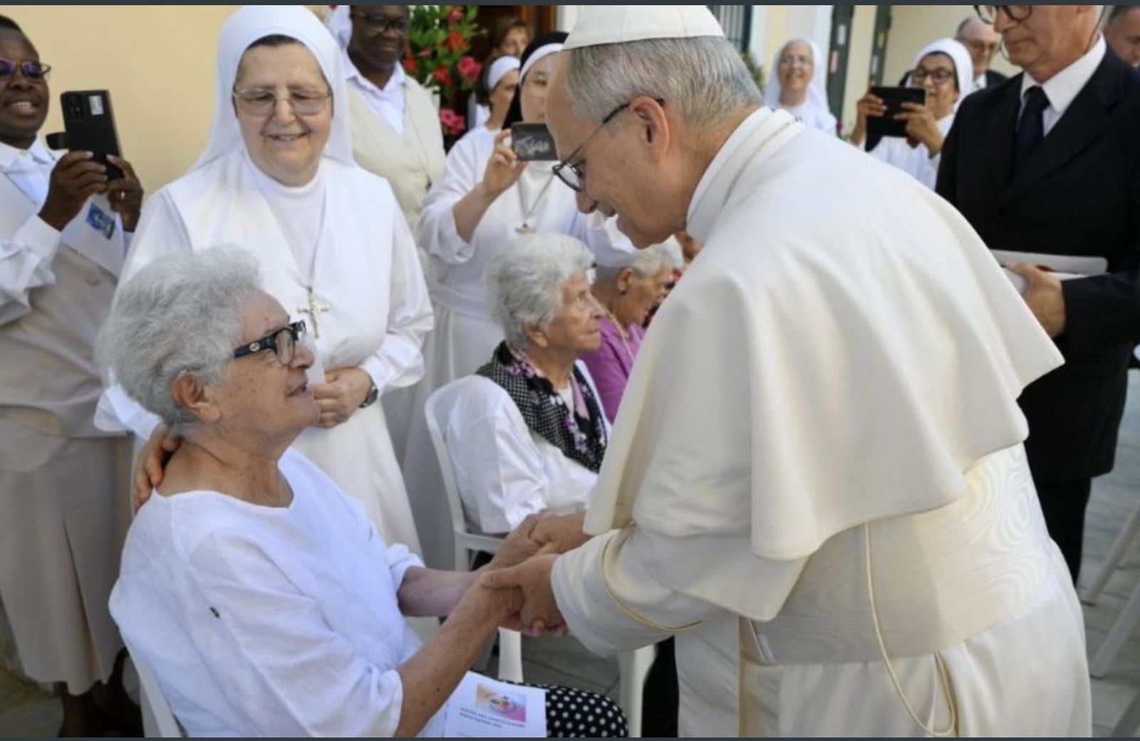 El Papa saluda a una de las ancianas de la residencia Santa Marta