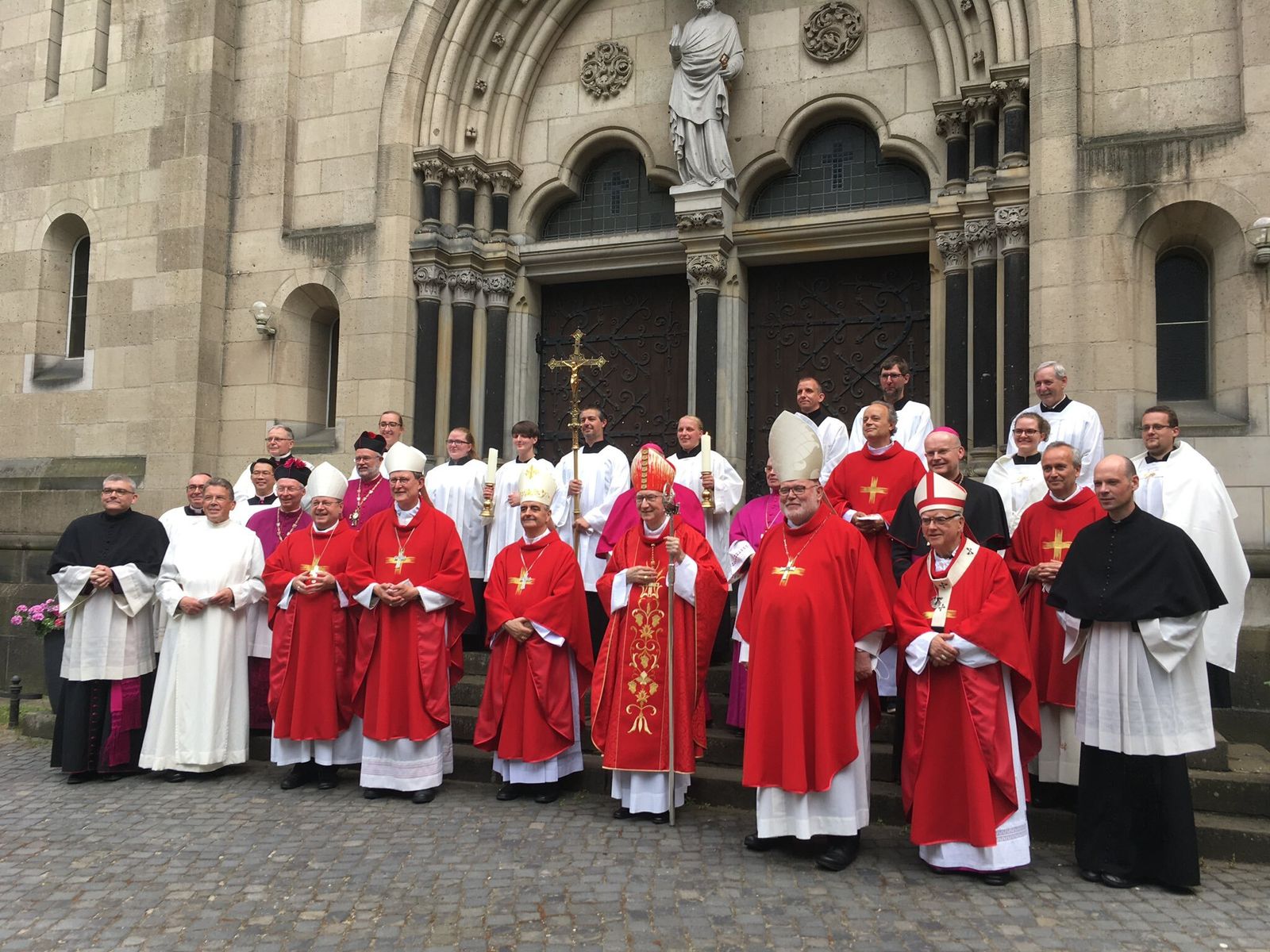 Parolin, junto a Marx, Woelki, Bätzing y otros obispos alemanes, en Berlín