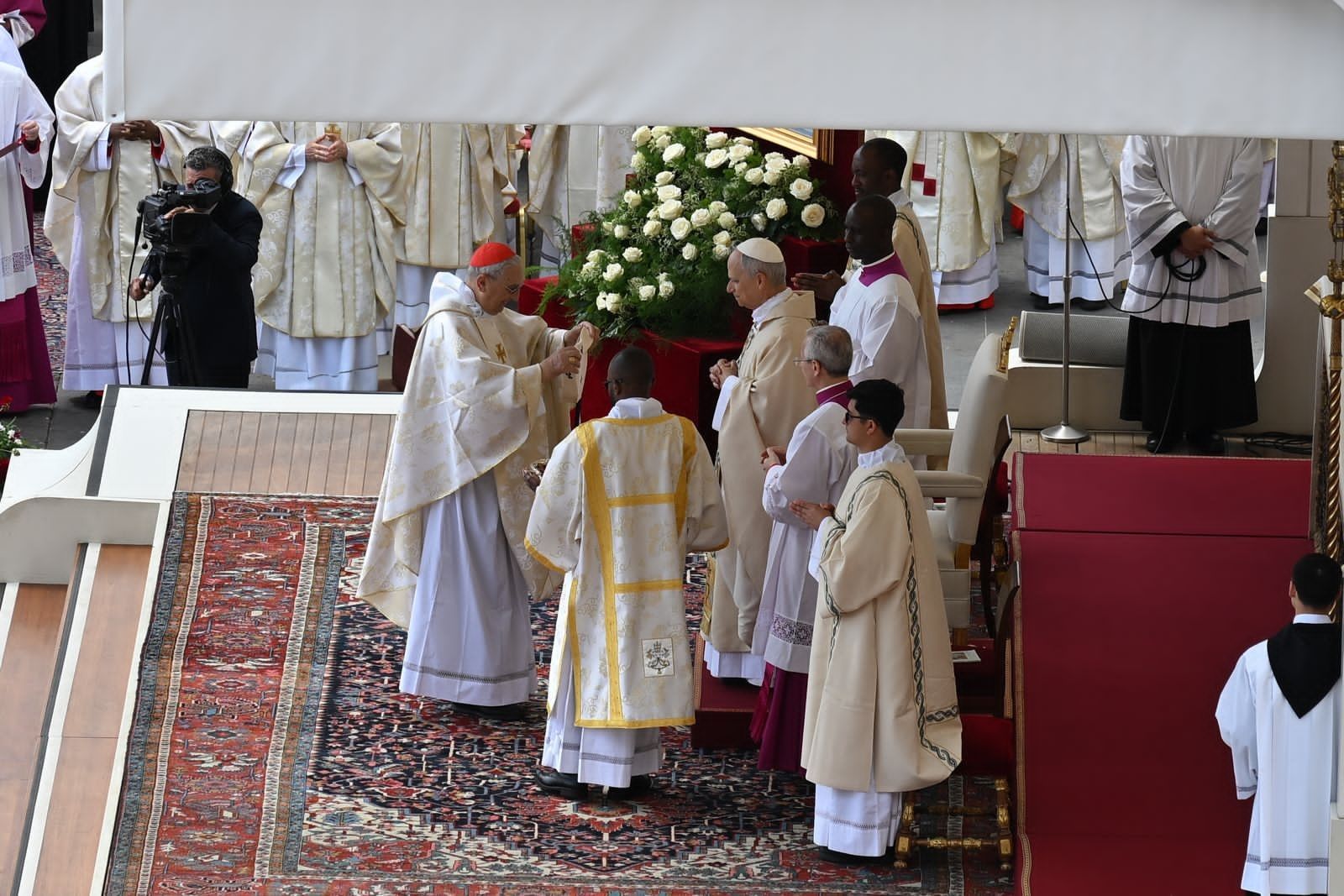 cardenal Mario Zenari impone el palio al nuevo papa