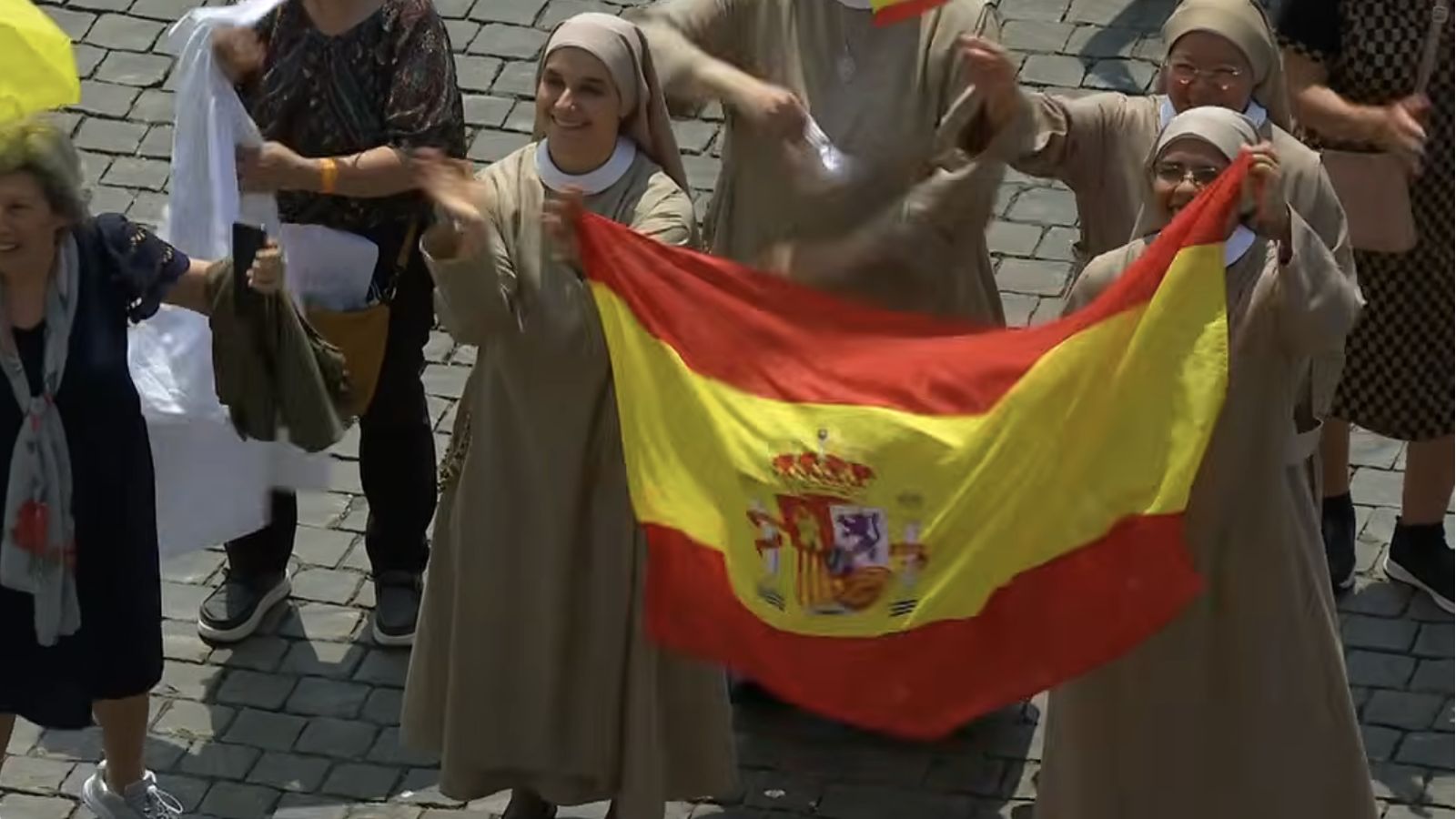 Religiosas españolas escuchan al Papa en el ángelus