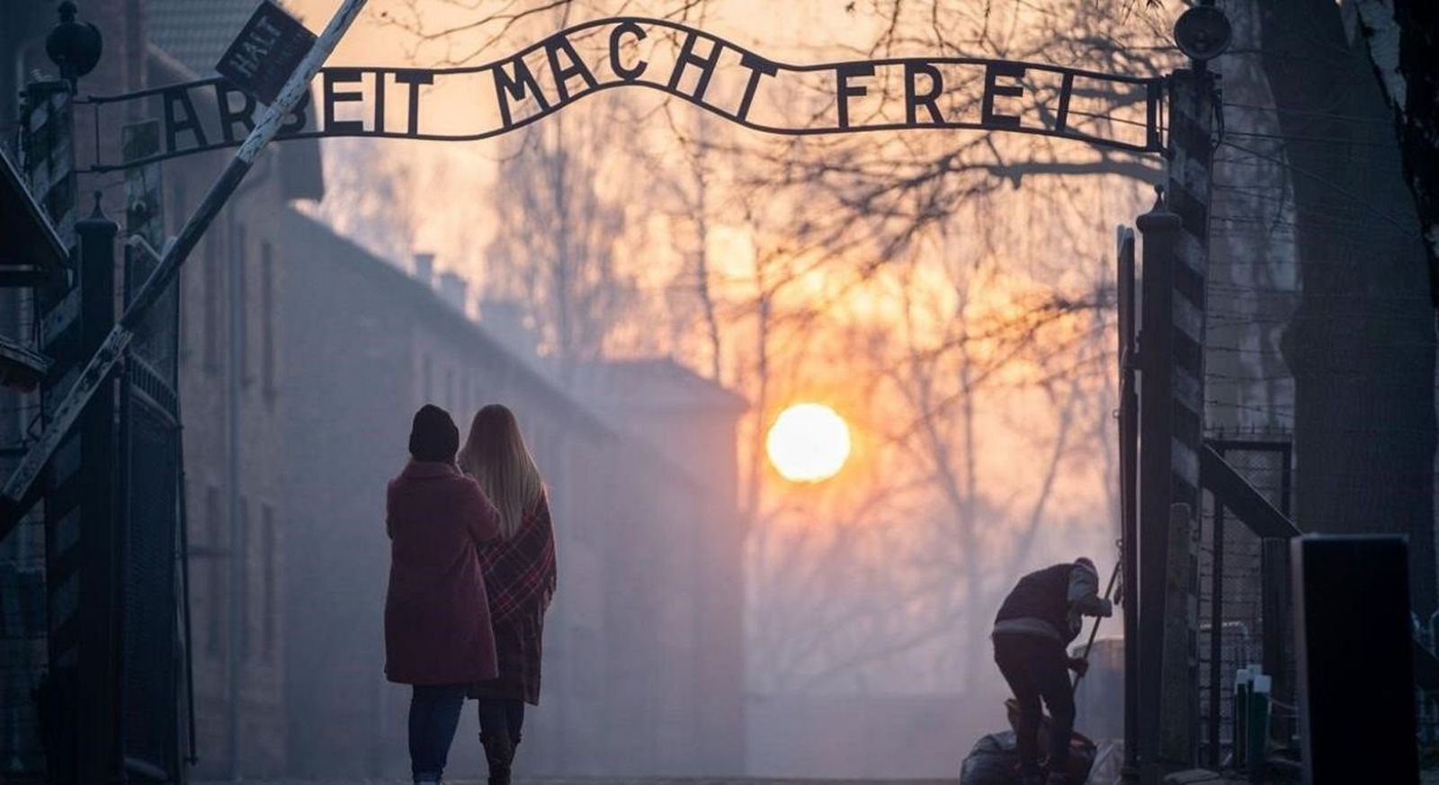 Visita al campo de exterminio, en cuya entrada todavía se lee: "El trabajo os hará libres"