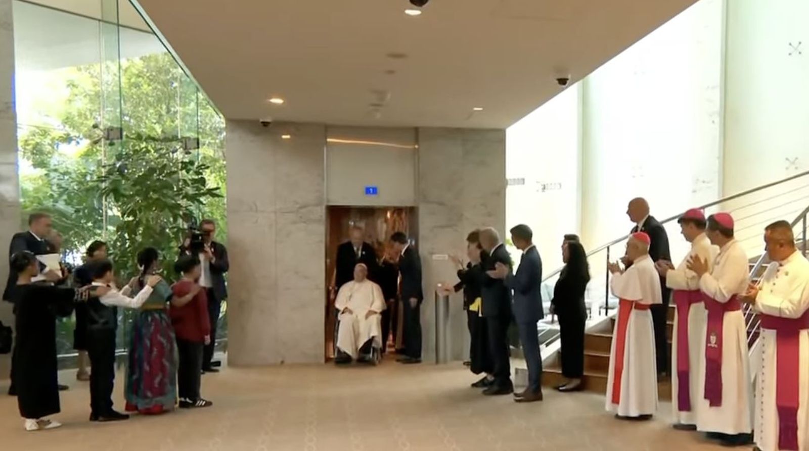 El Papa entra, en ascensor, a la zona VIP