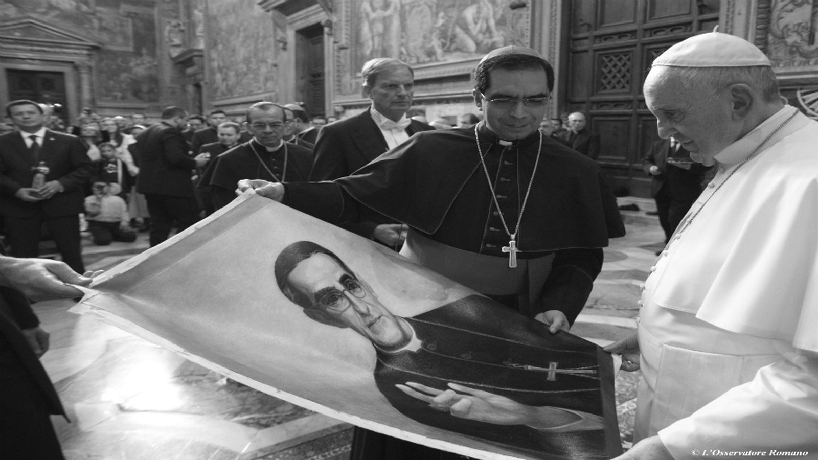 Francisco contempla un cartel de monseñor Romero