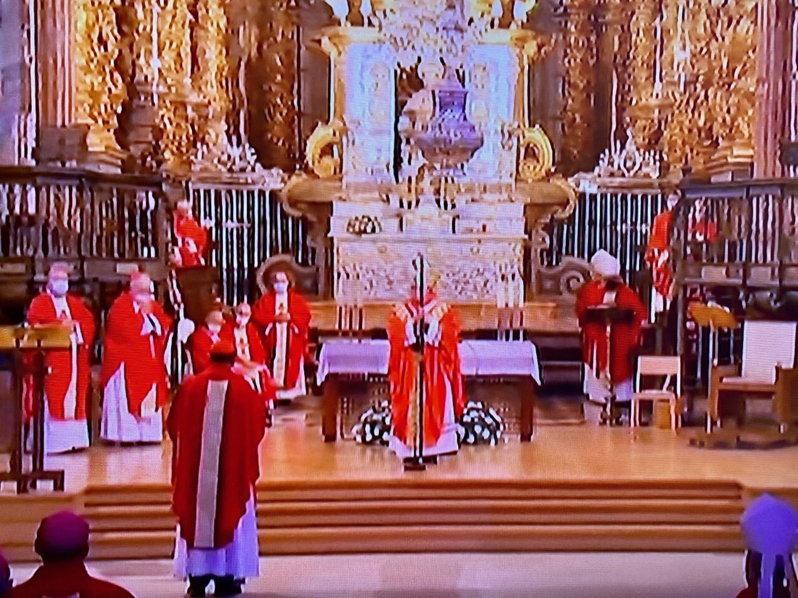 Omella, durante su ofrenda al Apóstol Santiago en Compostela