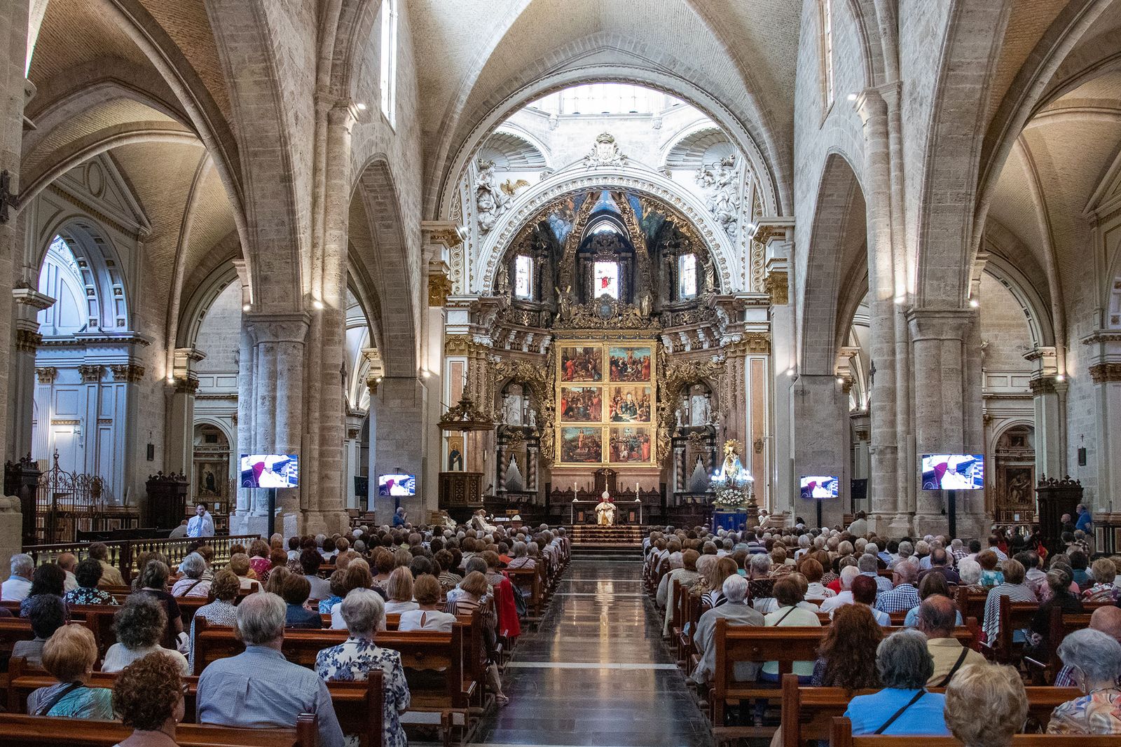 Misa del X Encuentro de los Mayores de Valencia con la Mare de Déu dels Desamparats