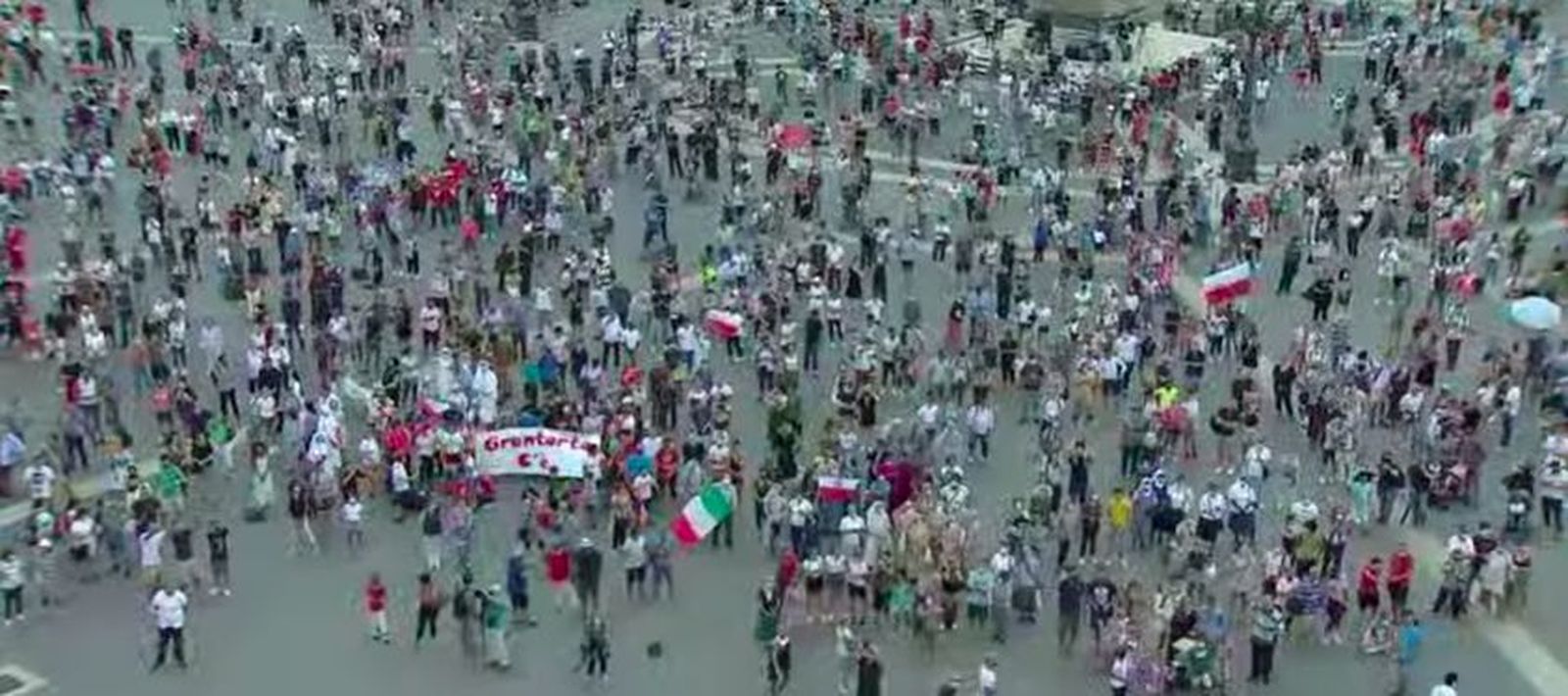 Fieles siguen al Papa en el Angelus