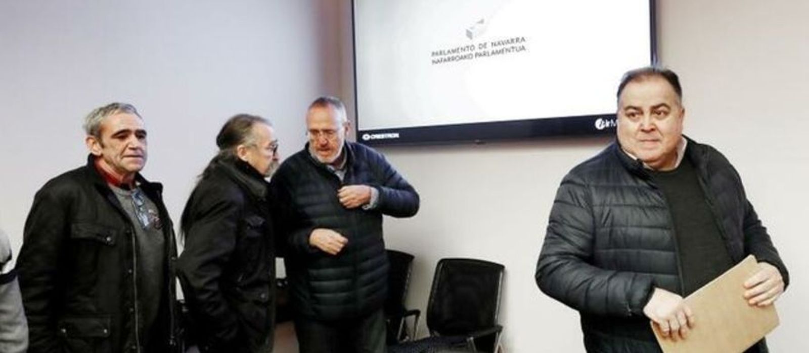 Representantes de la asociación de niños y niñas abusados, en el Parlamento de Navarra