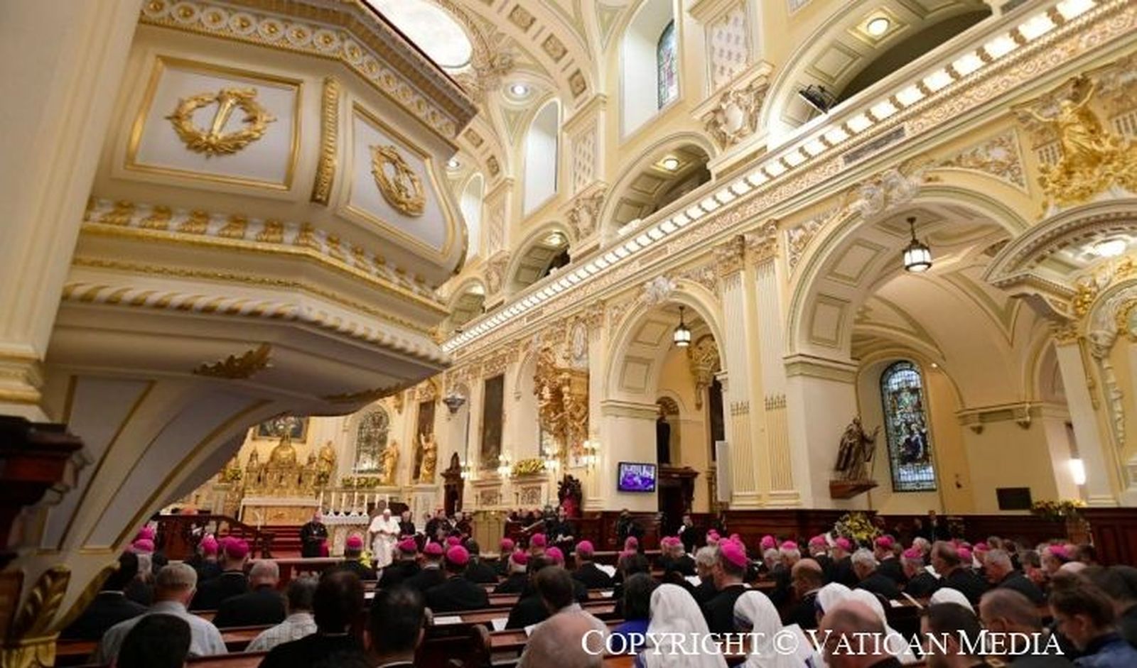 Rezo de las vísperas en Notre Dame