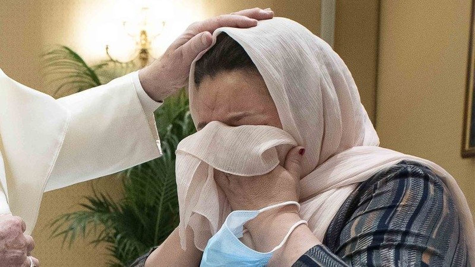 El Papa abraza a tres familias de afganos que huyeron del horror talibán en Kabul