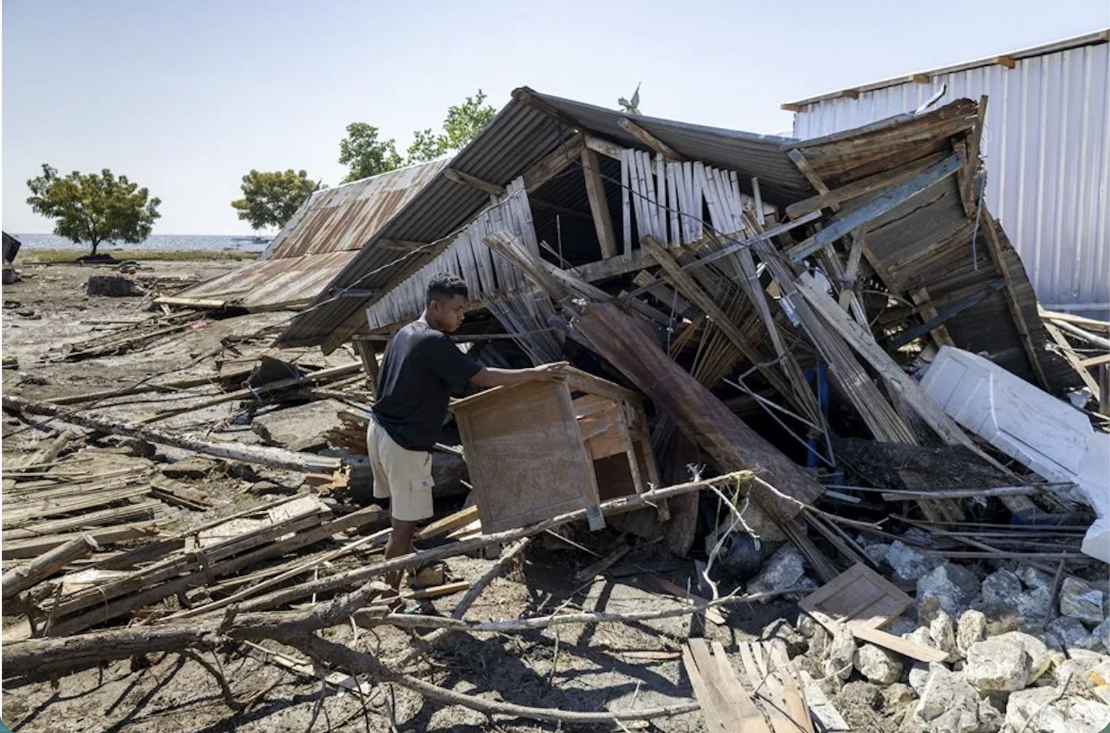 Vivienda destruida por el temblor en Flores.jpg