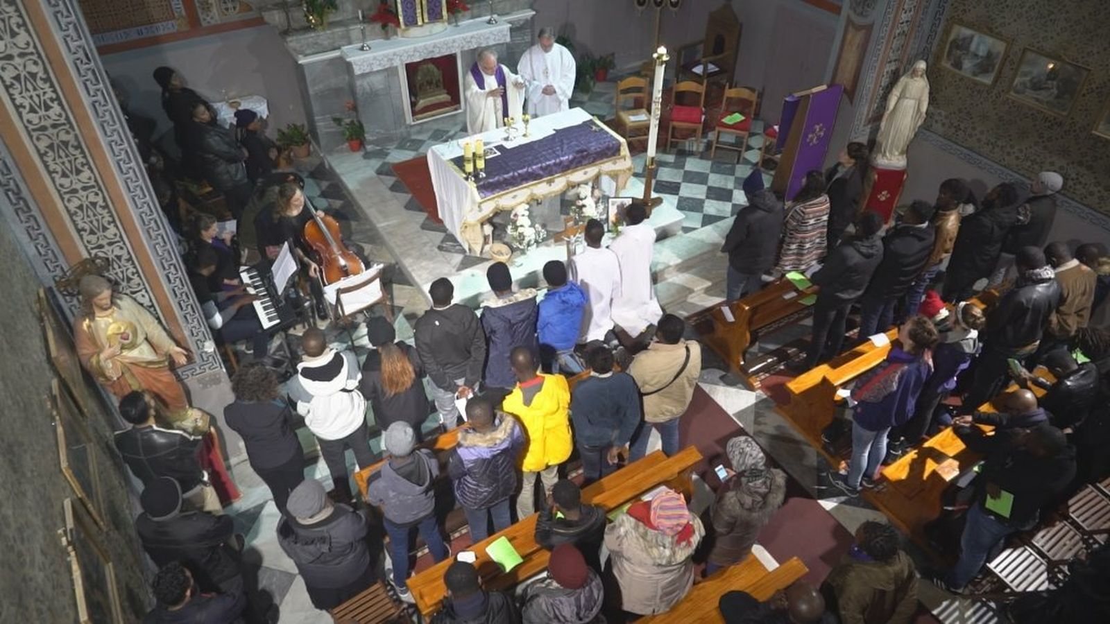 Funeral en la parroquia de la Asunción de María por un refugiado camerunés fallecido