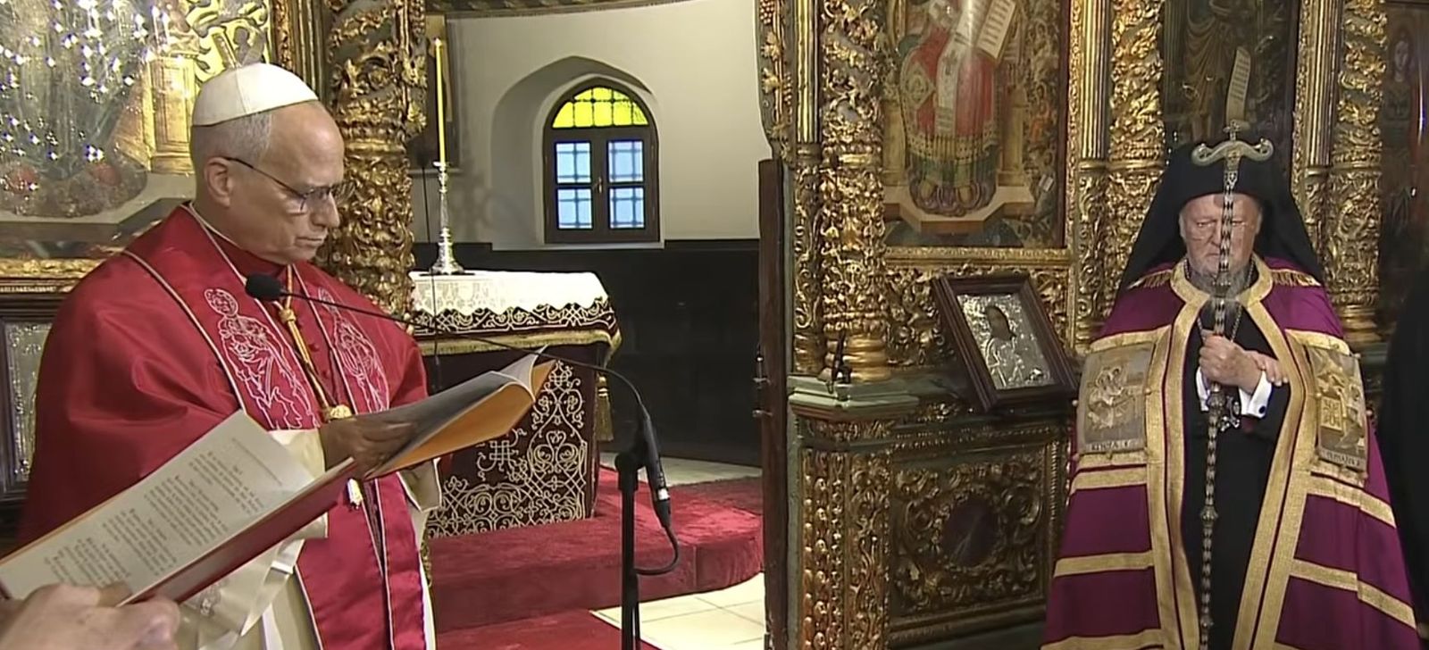 León y Bartolomé, rezando la Doxología