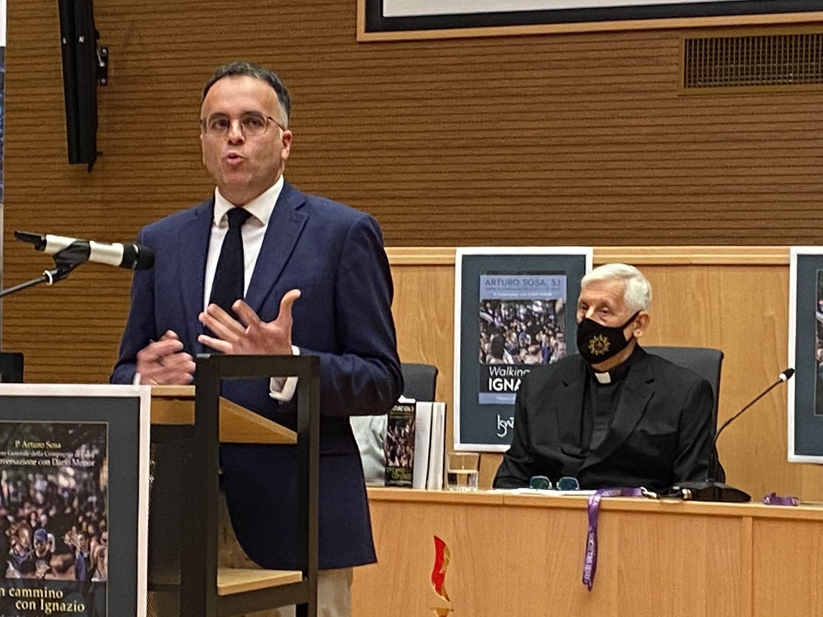 Darío Menor, y Arturo Sosa, durante la presentación del libro