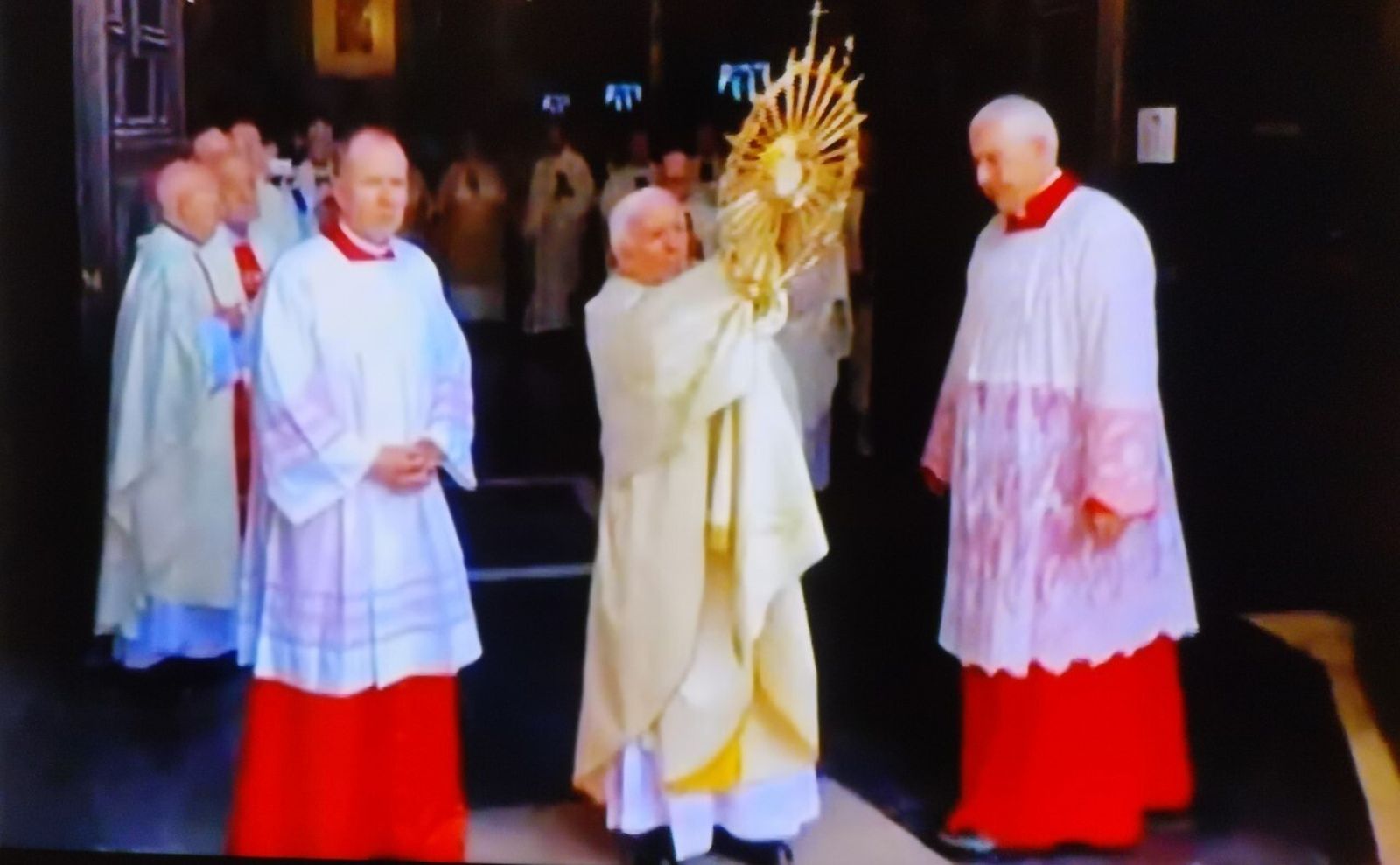 Cañizares bendice la Diócesis y Valencia desde la puerta de la Catedral.
