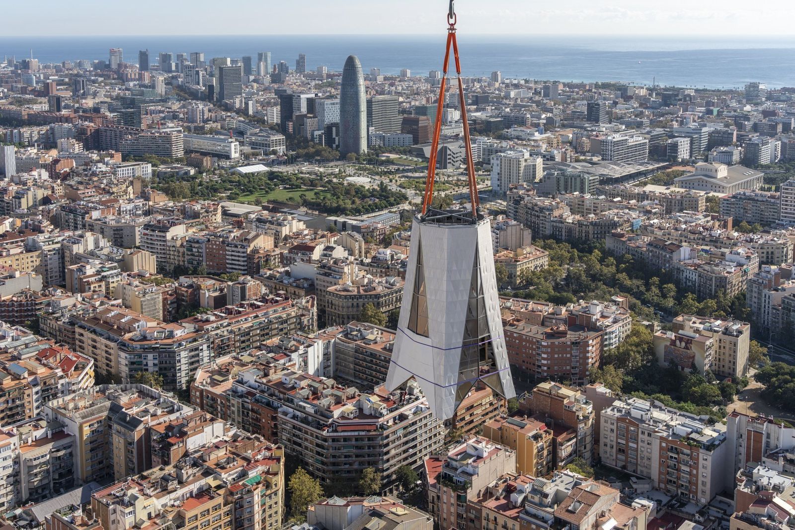 Colocación de la torre de Jesucristo en la Sagrada Familia de Gaudí