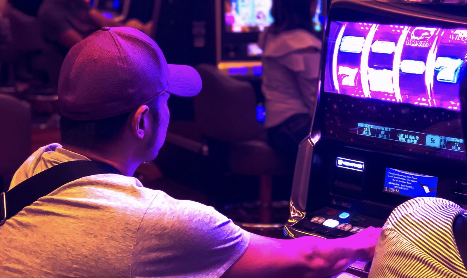 Un joven en un salón de juegos