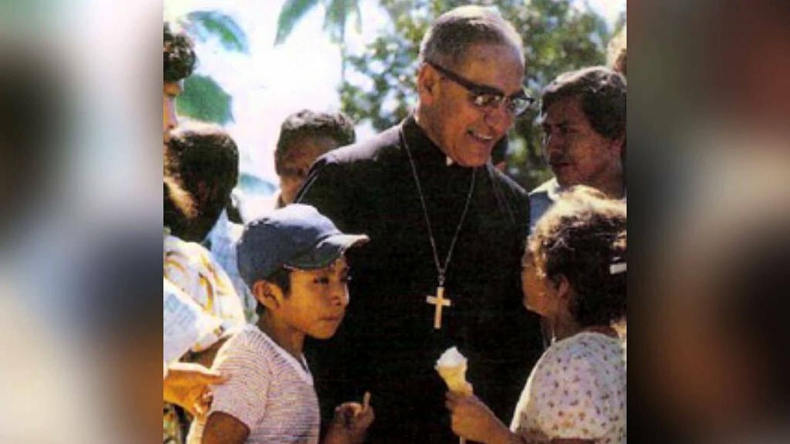 Romero abraza a unos niños