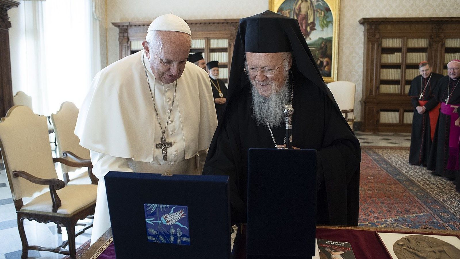 Bartolomé I expresa su cercanía y solidaridad al Papa y al Presidente Mattarella