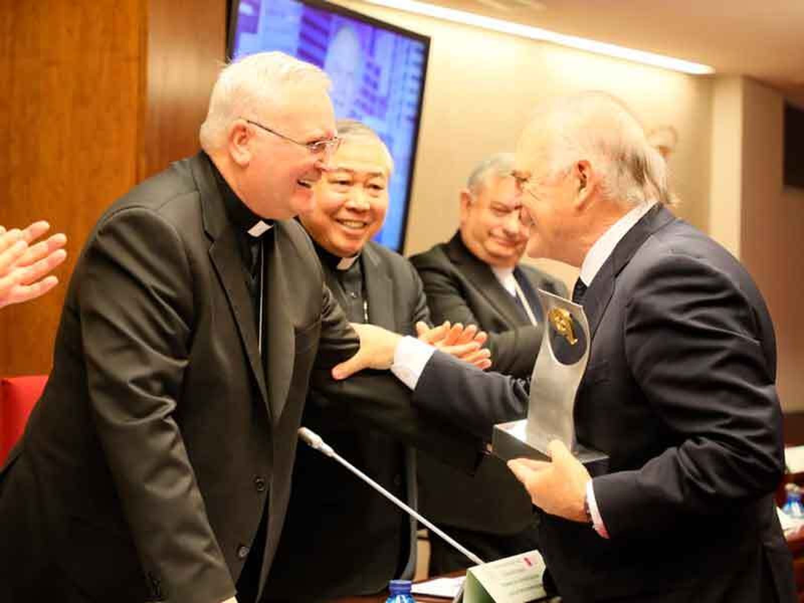 Lorca Planes entrega a Pedro Piqueras el Premio Bravo