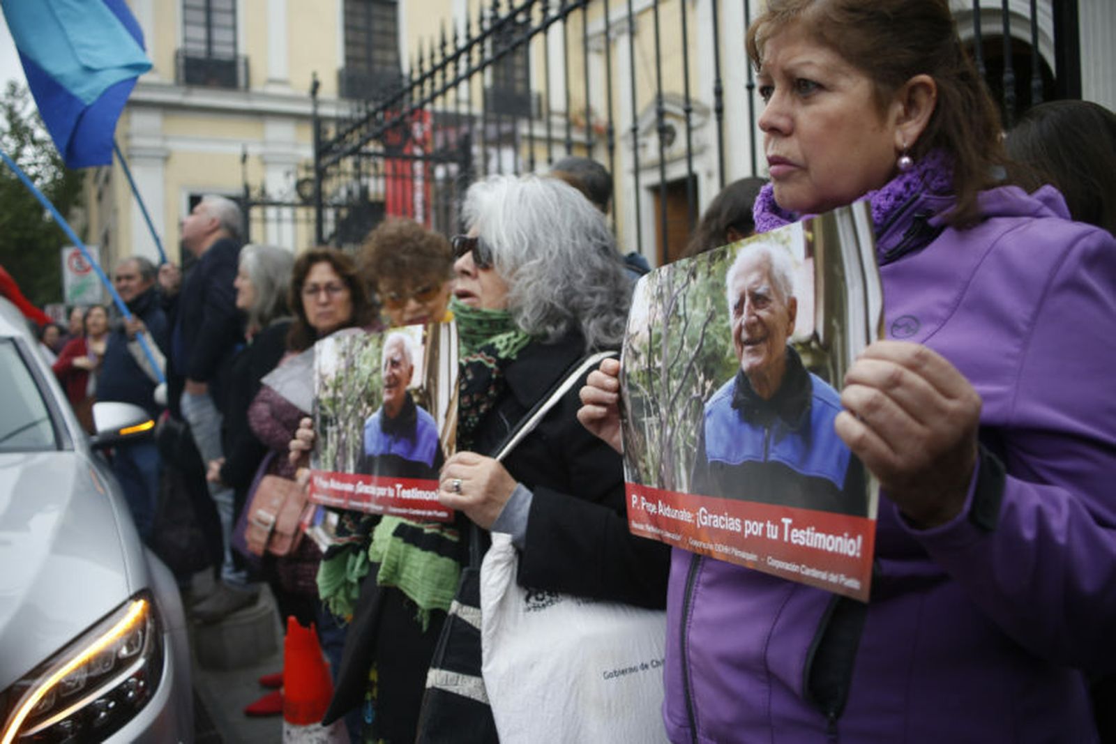 Mujeres en el funeral del jesuita chileno Pepe Aldunate
