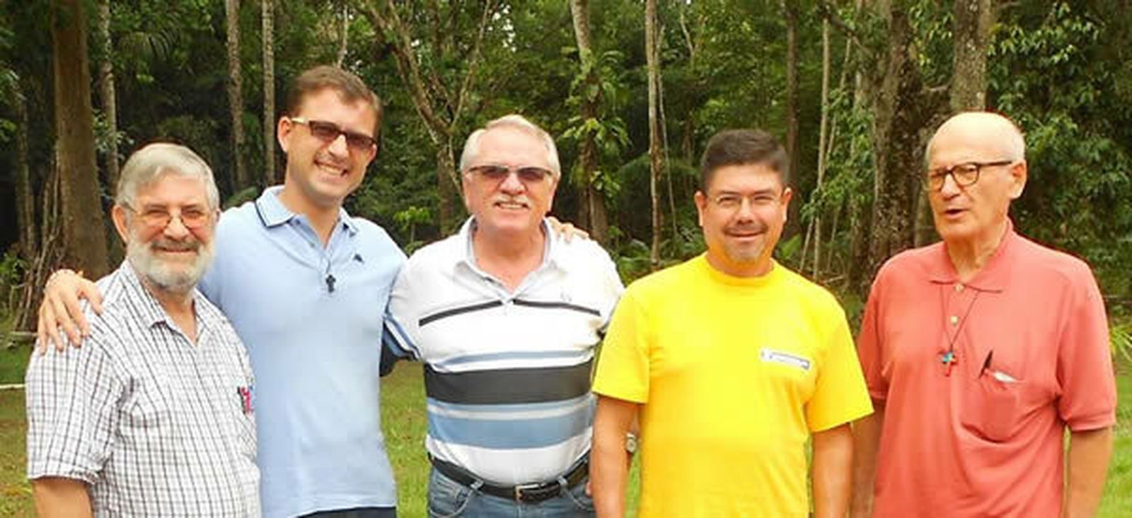 A la izquierda, el misionero javeriano Adolfo Zon Pereira