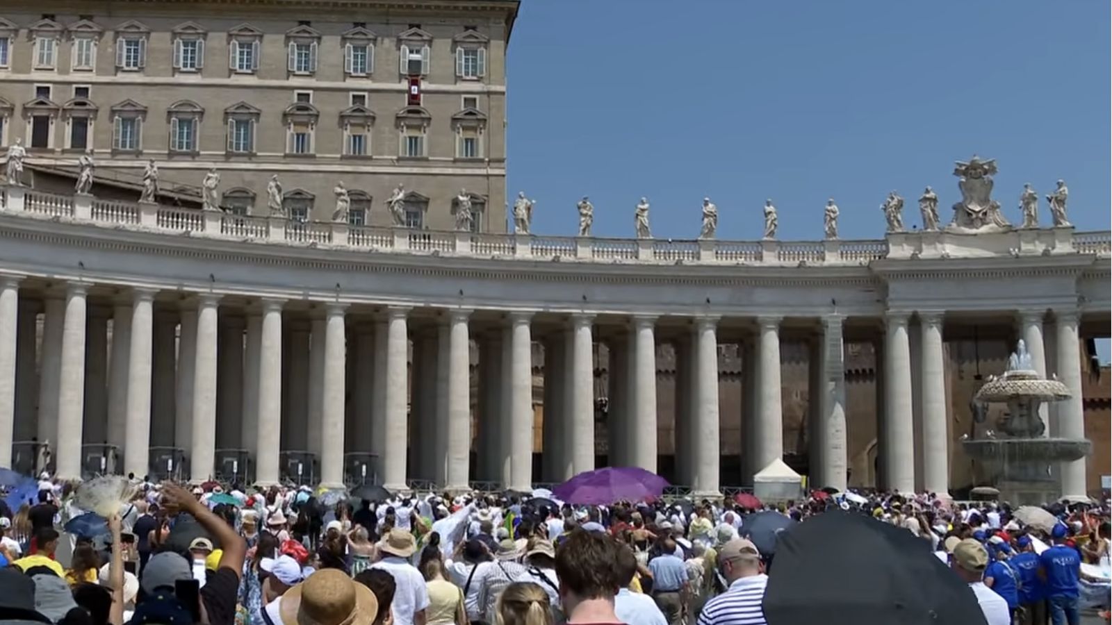 Fieles en la plaza de San Pedro para el ángelus del Papa