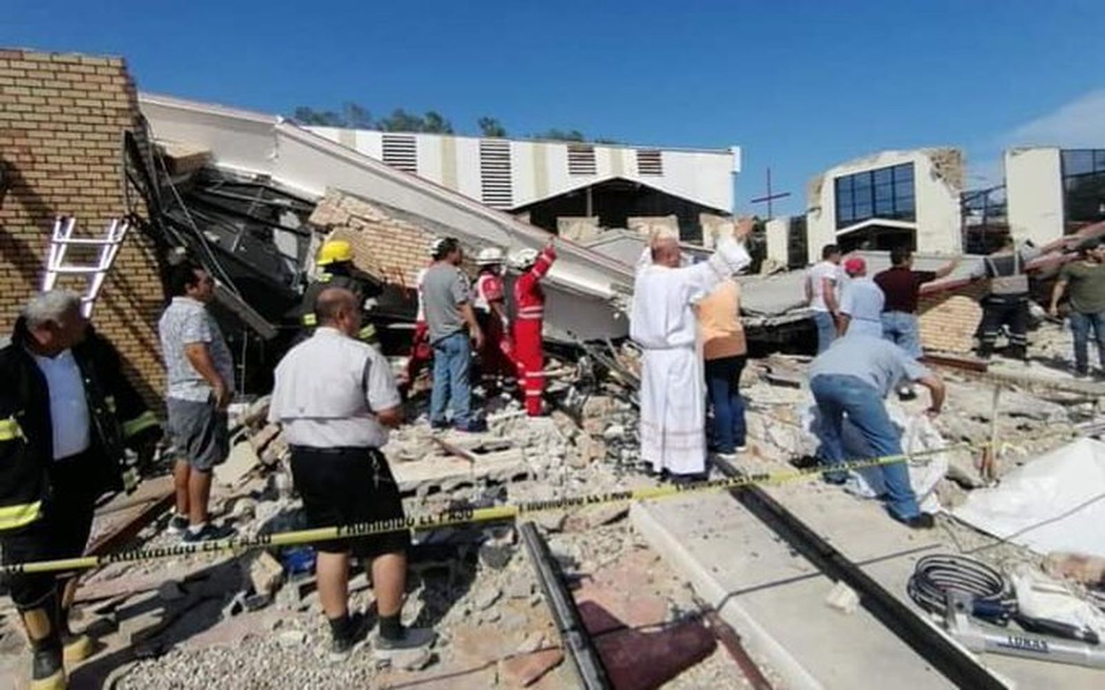 Tragedia en México, se derrumba techo de iglesia que deja una decena de muertos