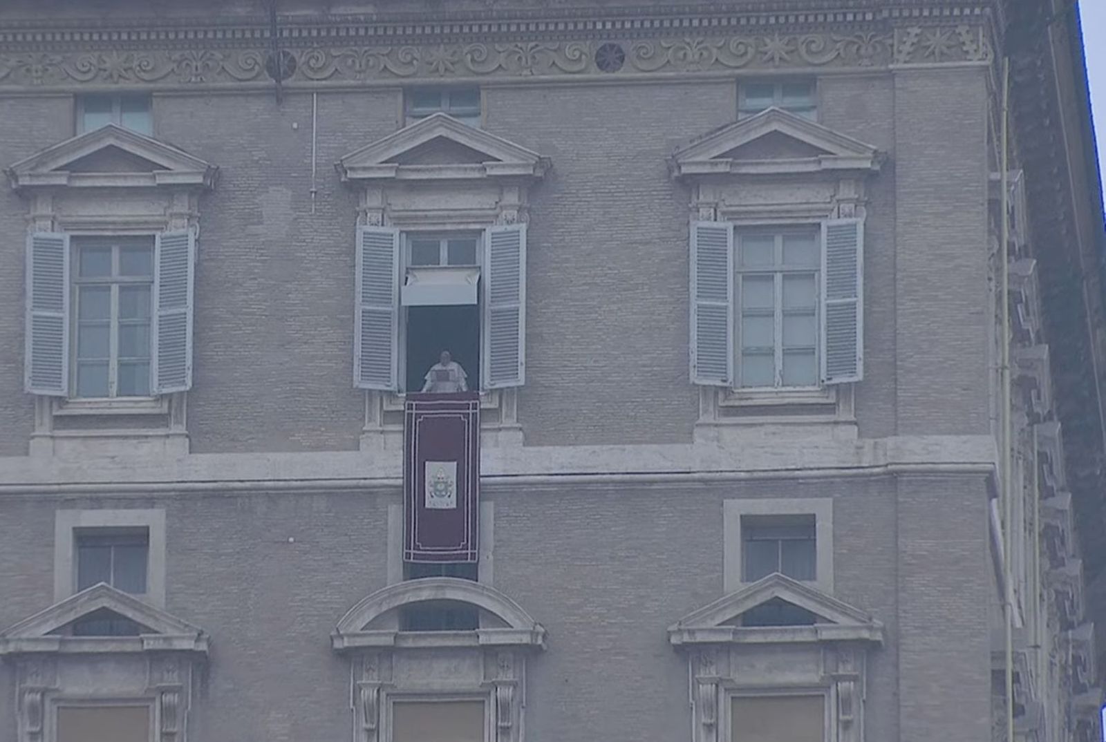 El Papa, en el balcón apostólico, en una mañana lluviosa