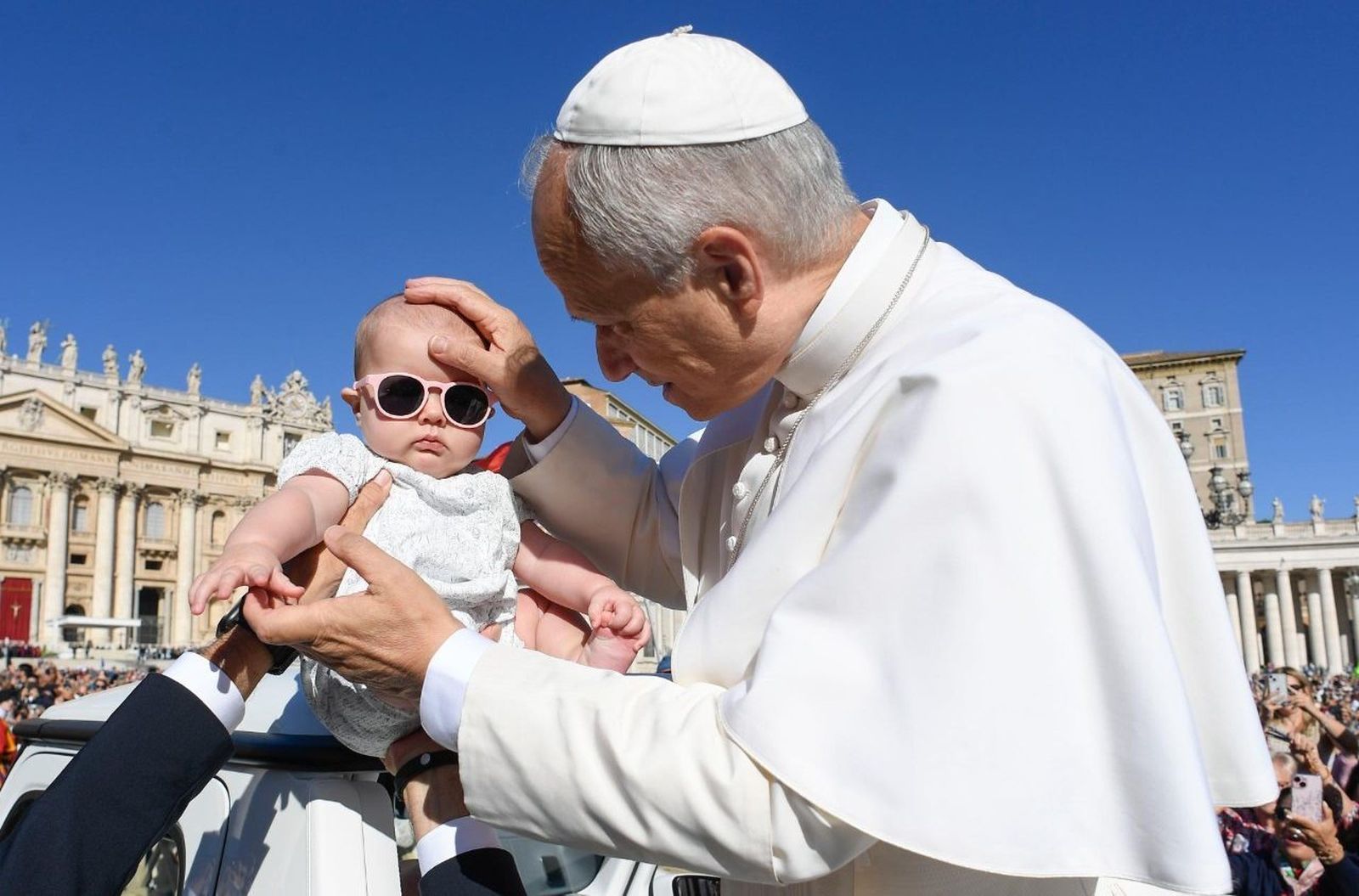 El Papa, hoy, con un niño