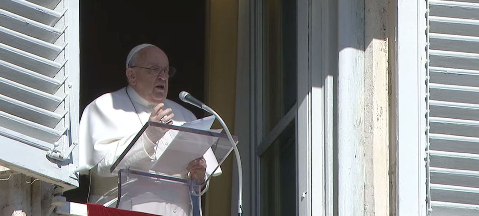 Francisco, durante el Angelus