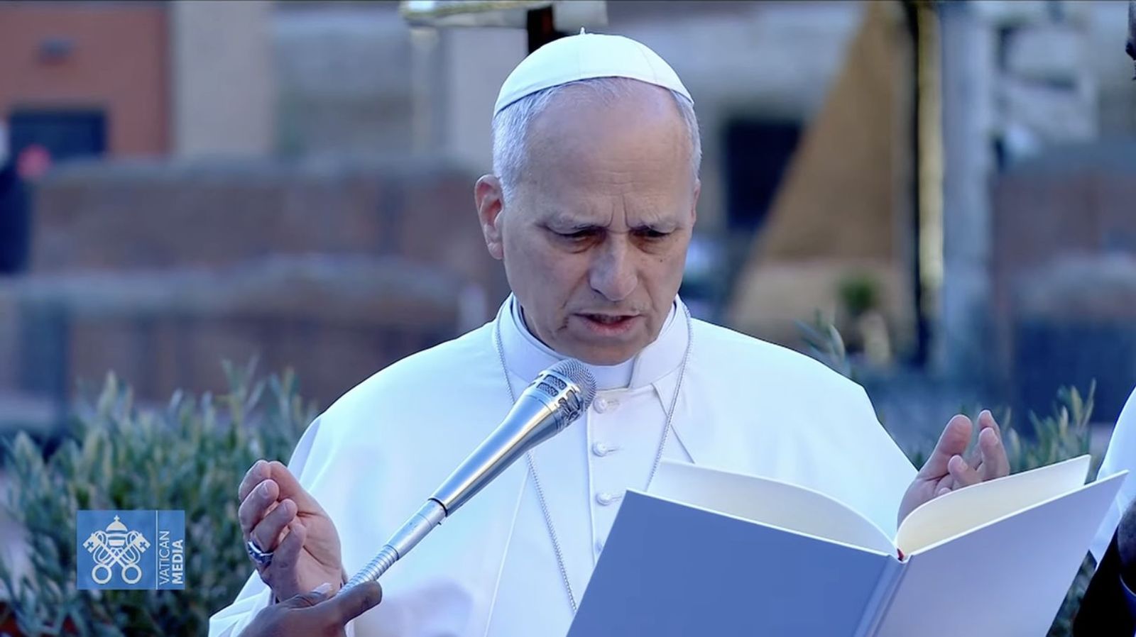 León XIV durante la oración por la paz
