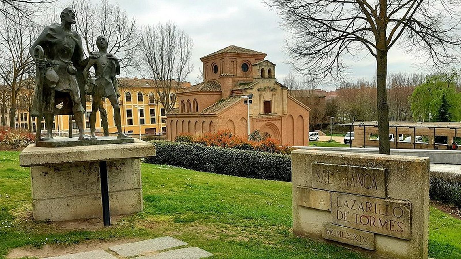 Monumento al Lazarillo de Tormes, orillas del río con el mismo nombre da la bienvenida a los visitantes a la inmortal ciudad universitaria.  En el fondo puede verse la Iglesia de Santiago