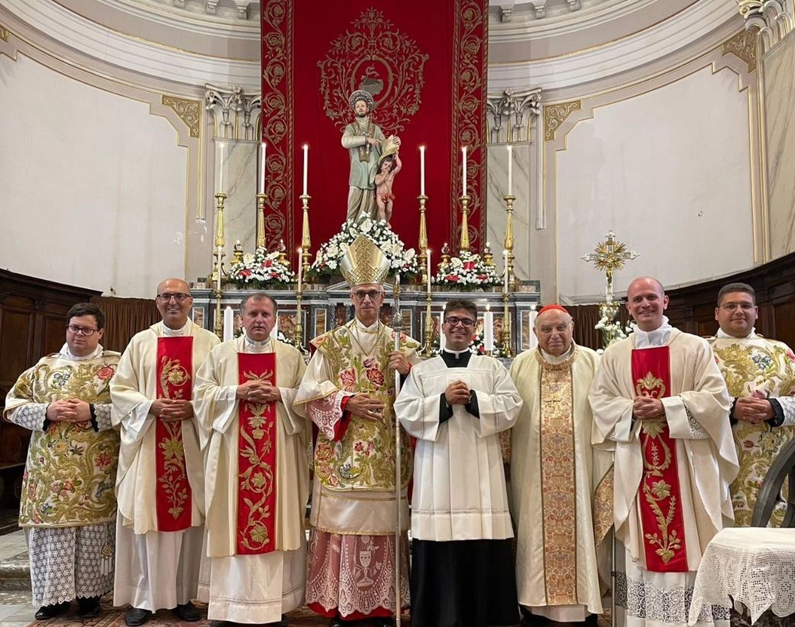 El obispo Raspanti, en el centro