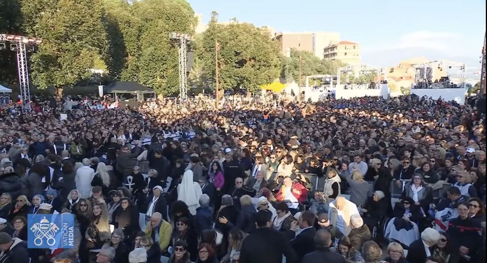 Miles de fieles esperan la misa con el Papa Francisco