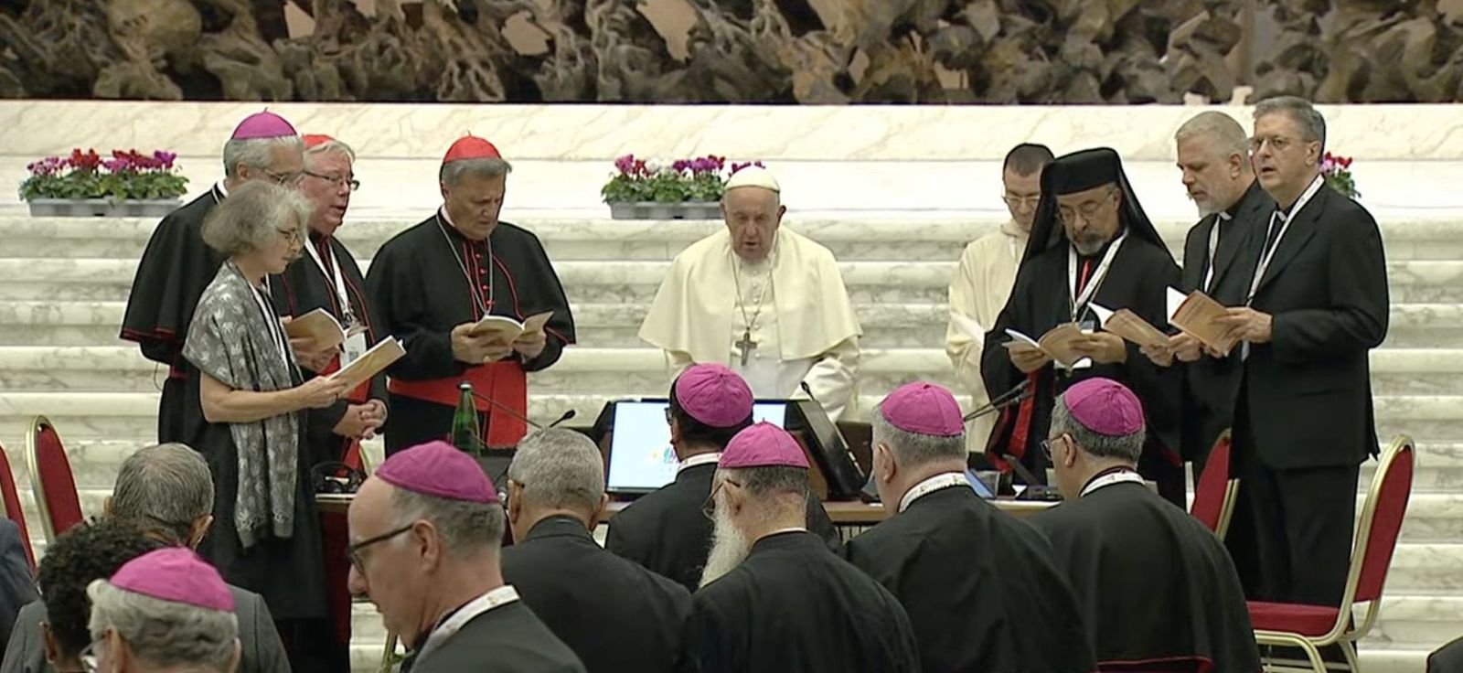 Francisco, orando con los responsables del Sínodo