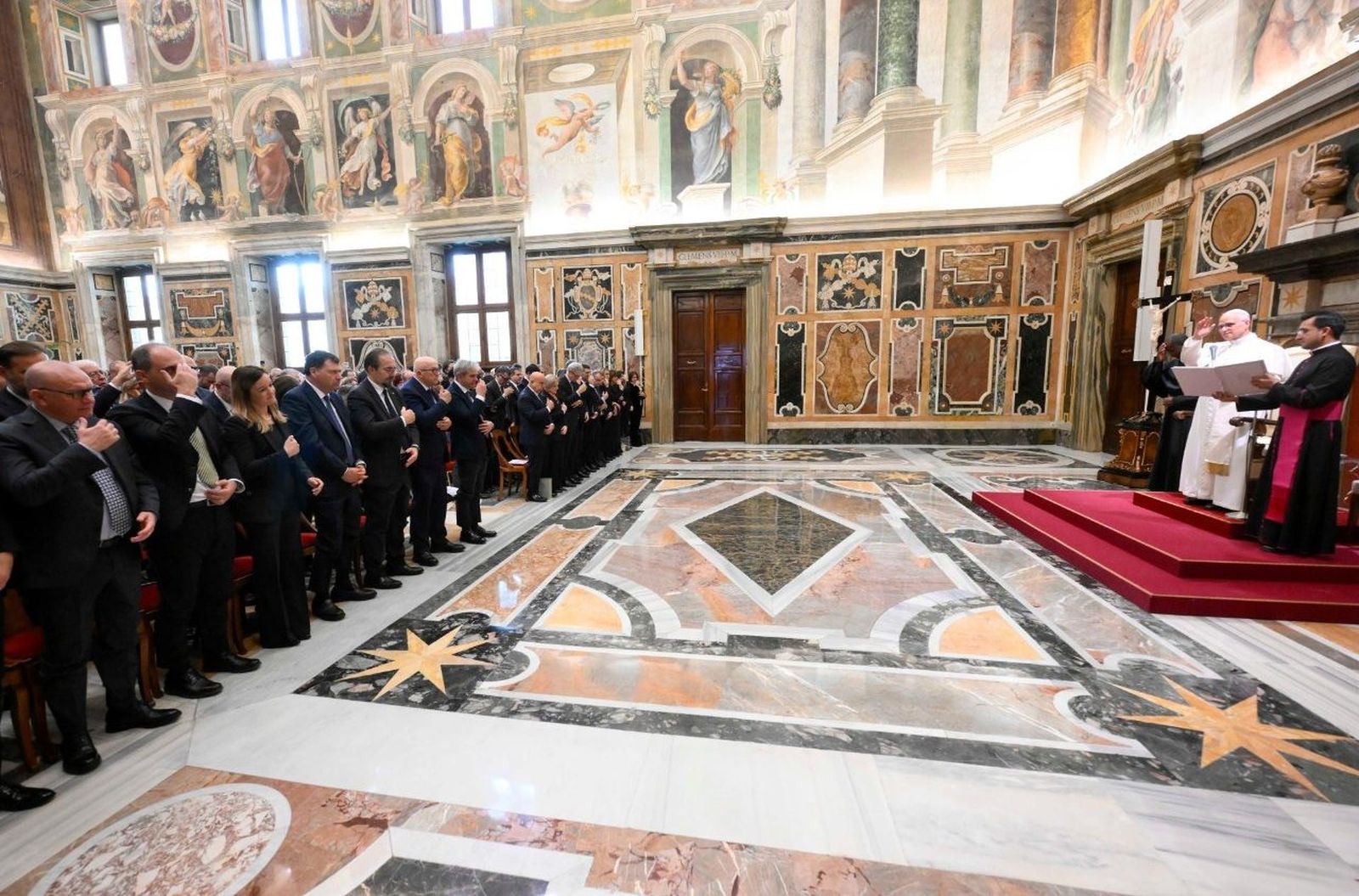 El Papa en la Sala Clementina del Vaticano