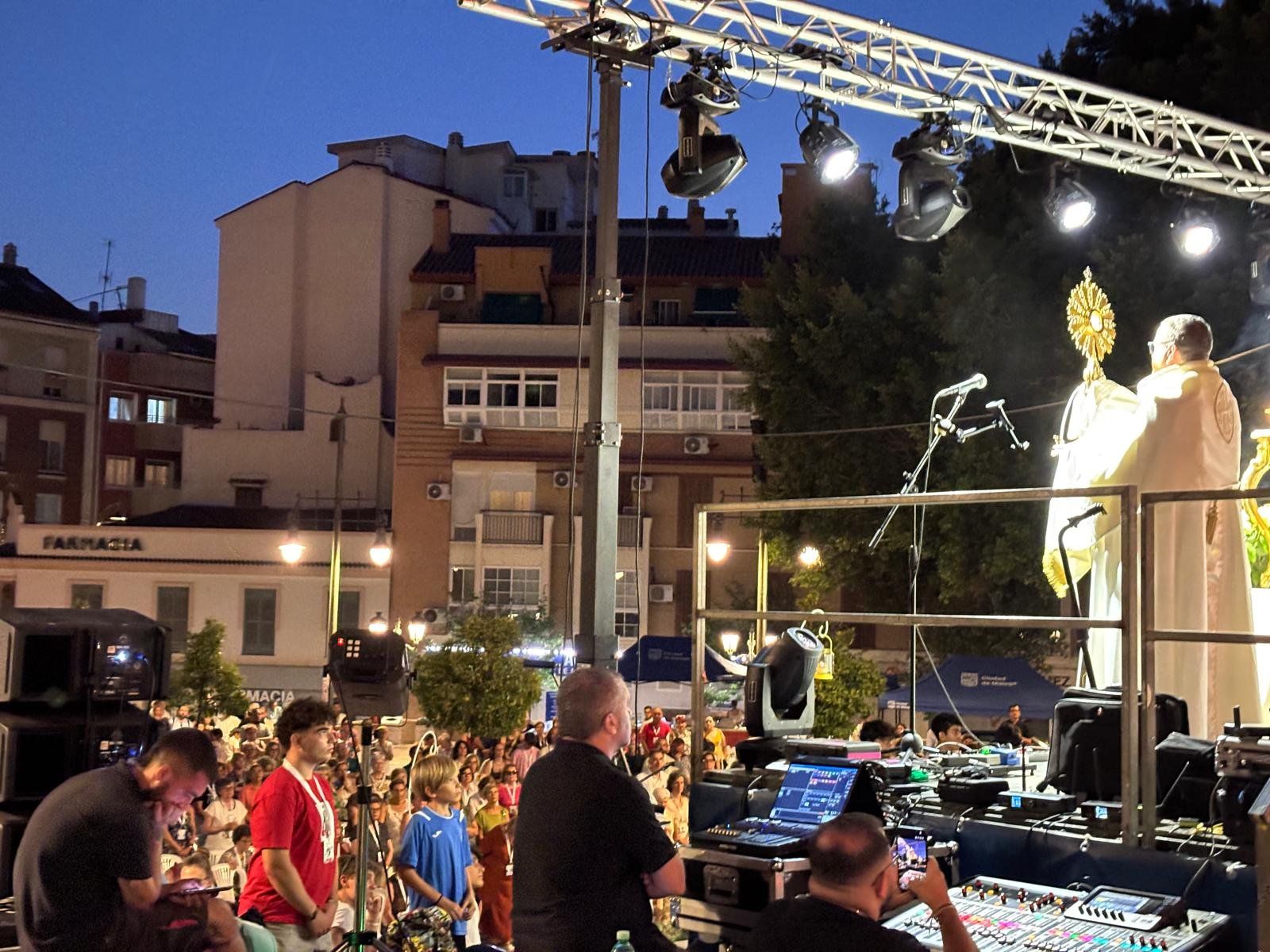 Oración nocturna en el encuentro de laicos de Málaga