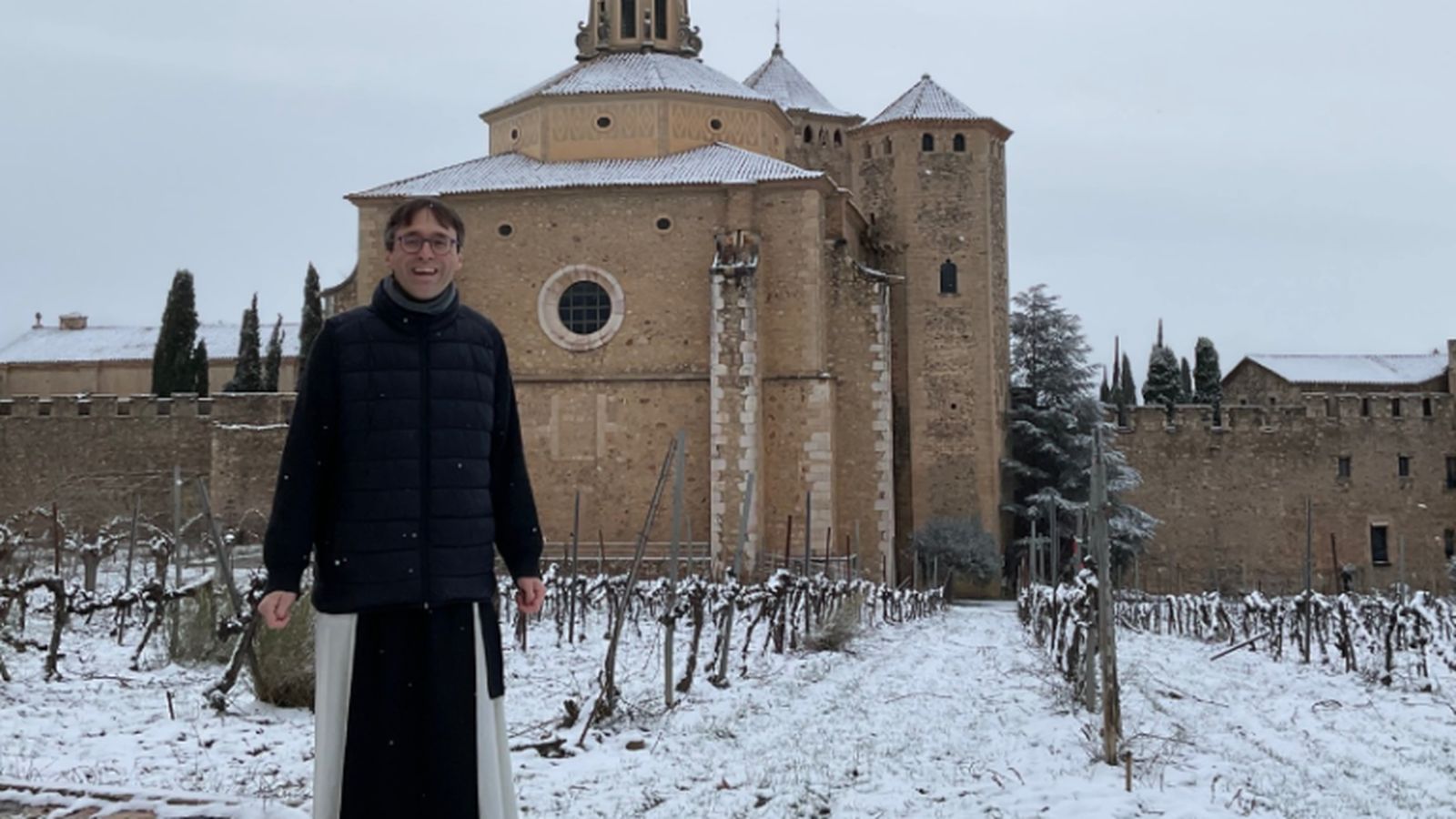 Un monje de Poblet, en mitad de la nieve