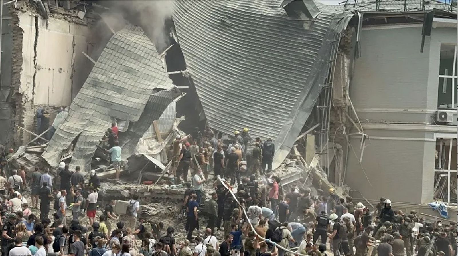 Imagen del hospital infantile bombardeado en la capital de Ucrania