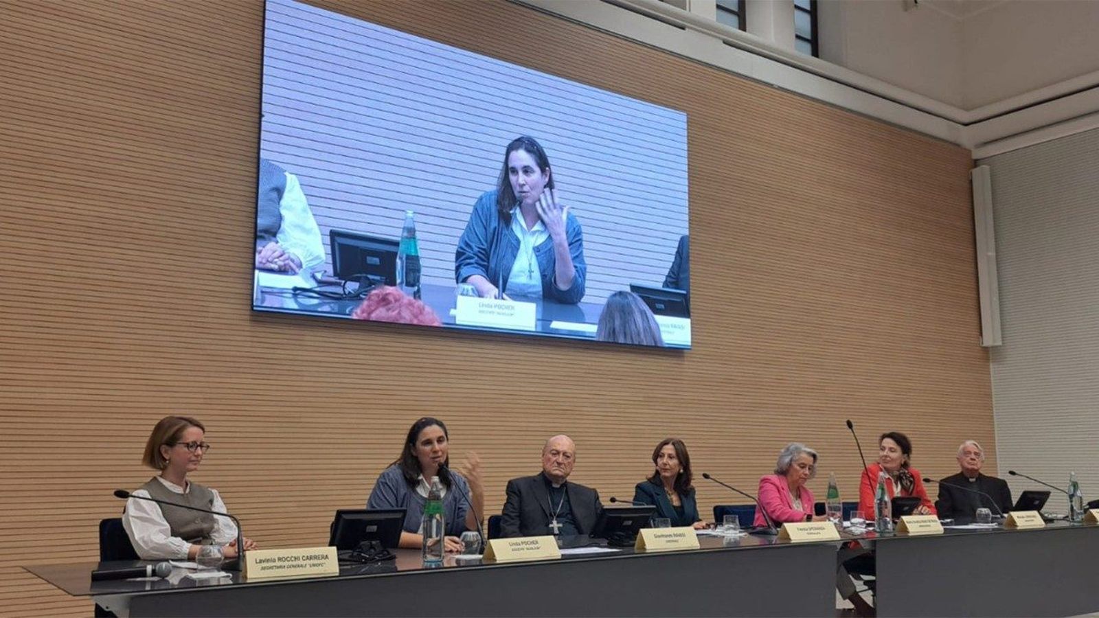 Ravasi en el encuentro "Mujeres en el Vaticano"