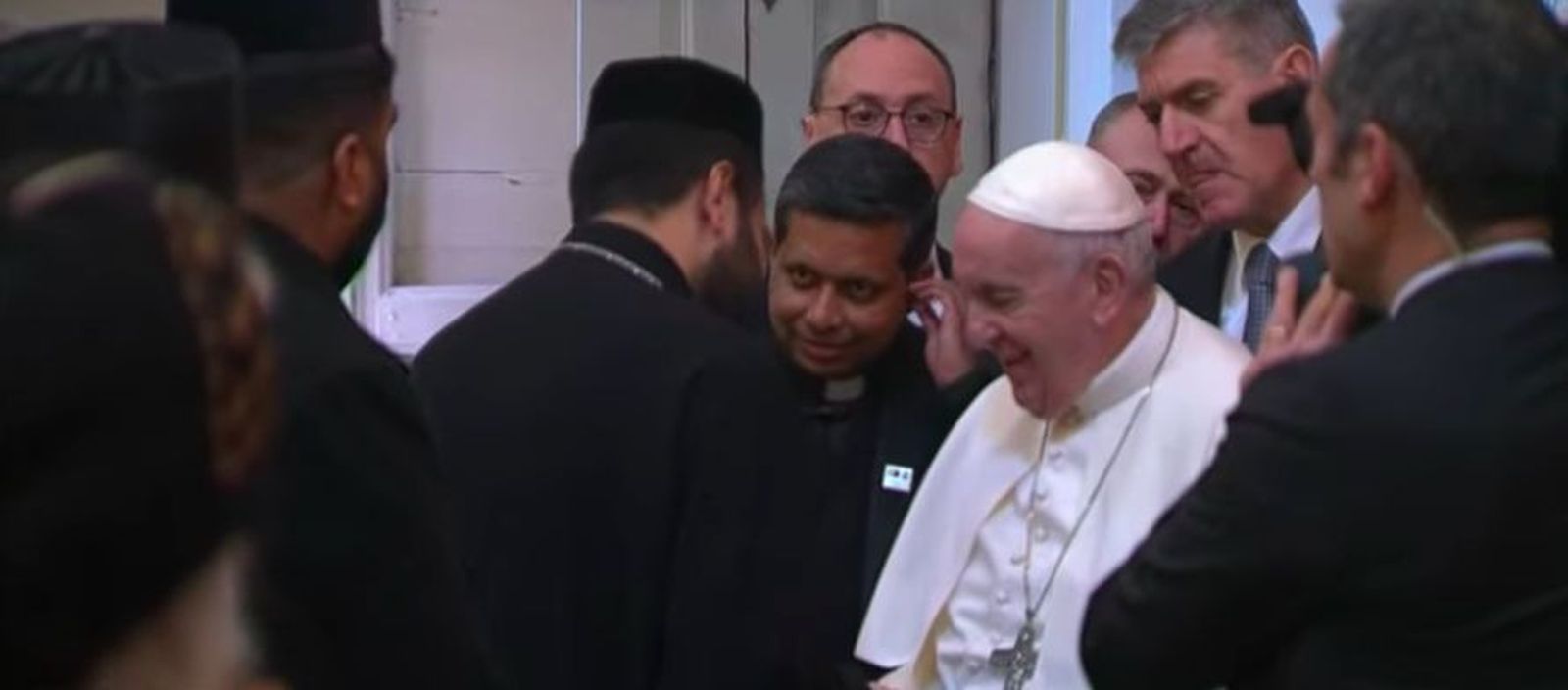 Francisco saluda a los líderes religiosos