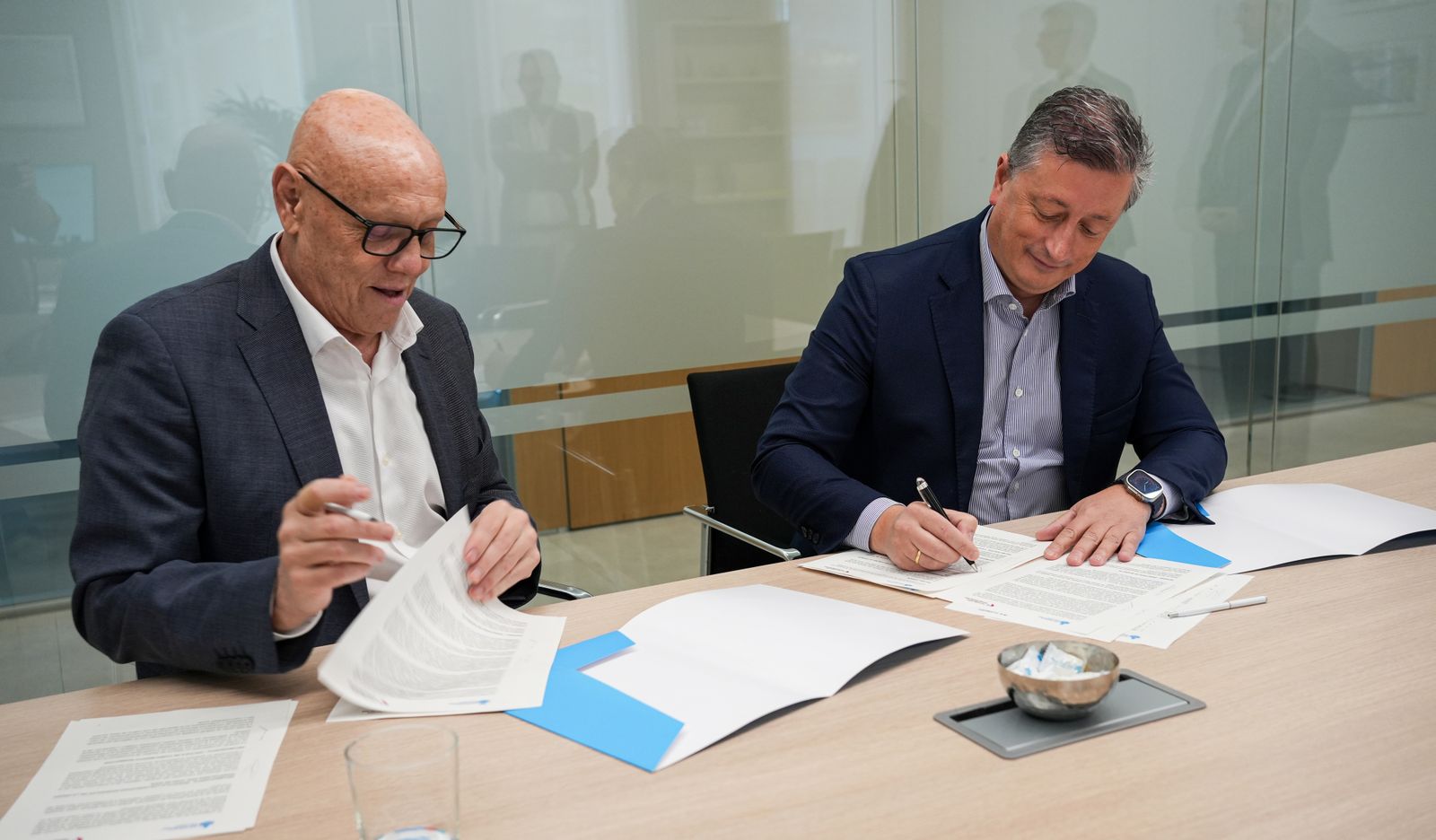 Firma acuerdo Bioetica SJD y FH izda Juan José Afonso y dcha Alberto Martín