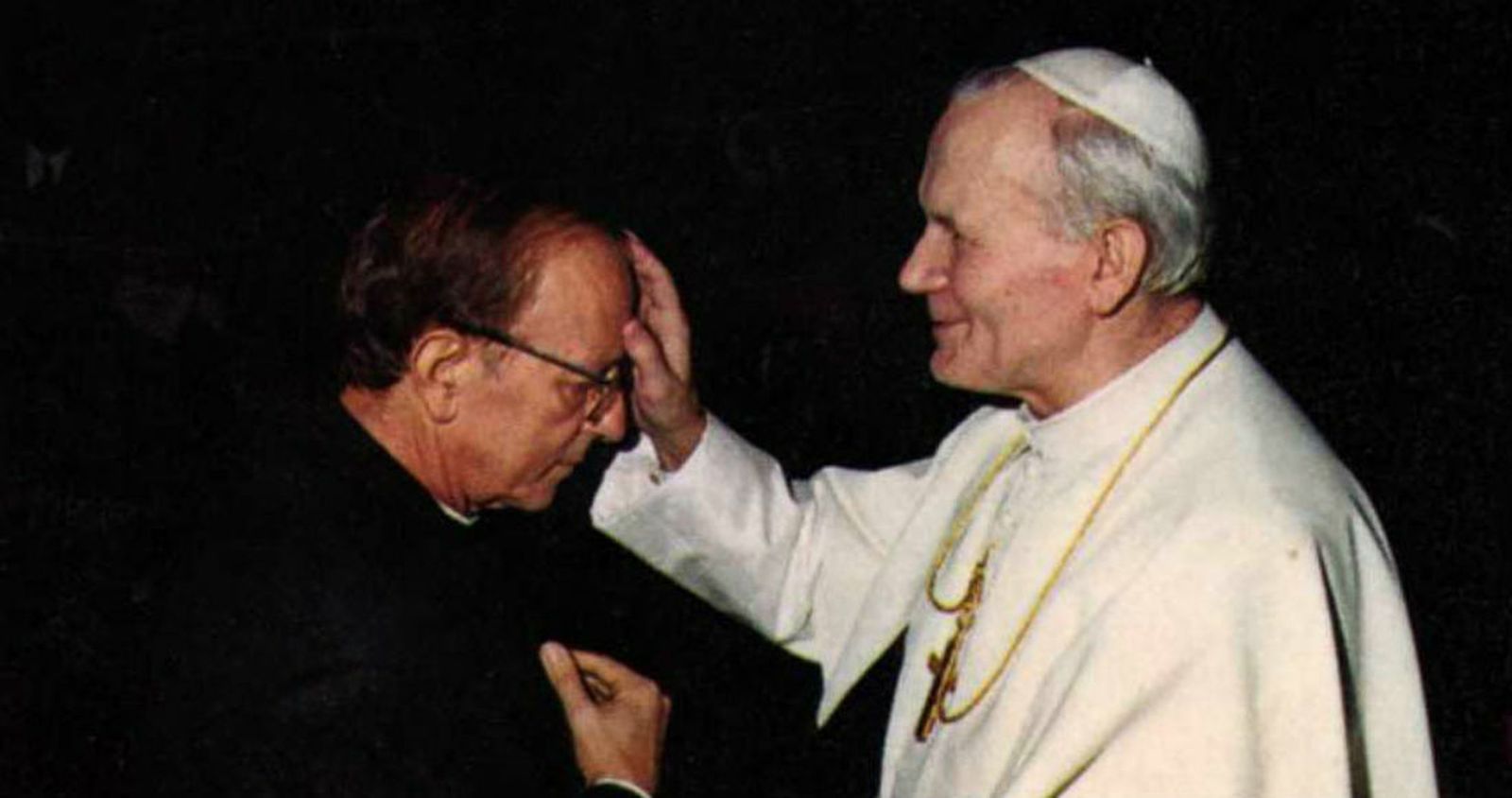 Juan Pablo II, bendiciendo a Marcial Maciel