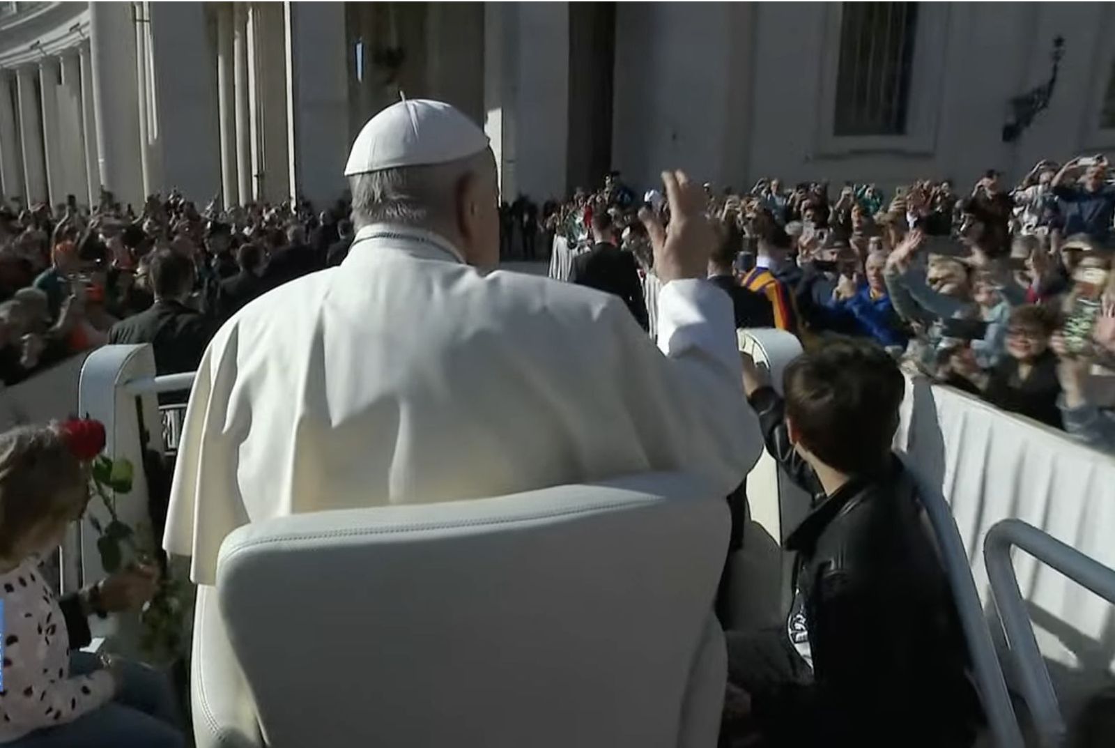 Francisco, durante su ronda en el papamóvil por la plaza de San Pedro