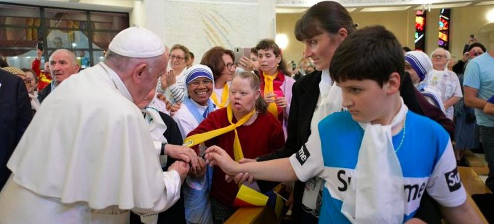 El Papa saluda a las personas que le esperaban en la catedral de Iasi